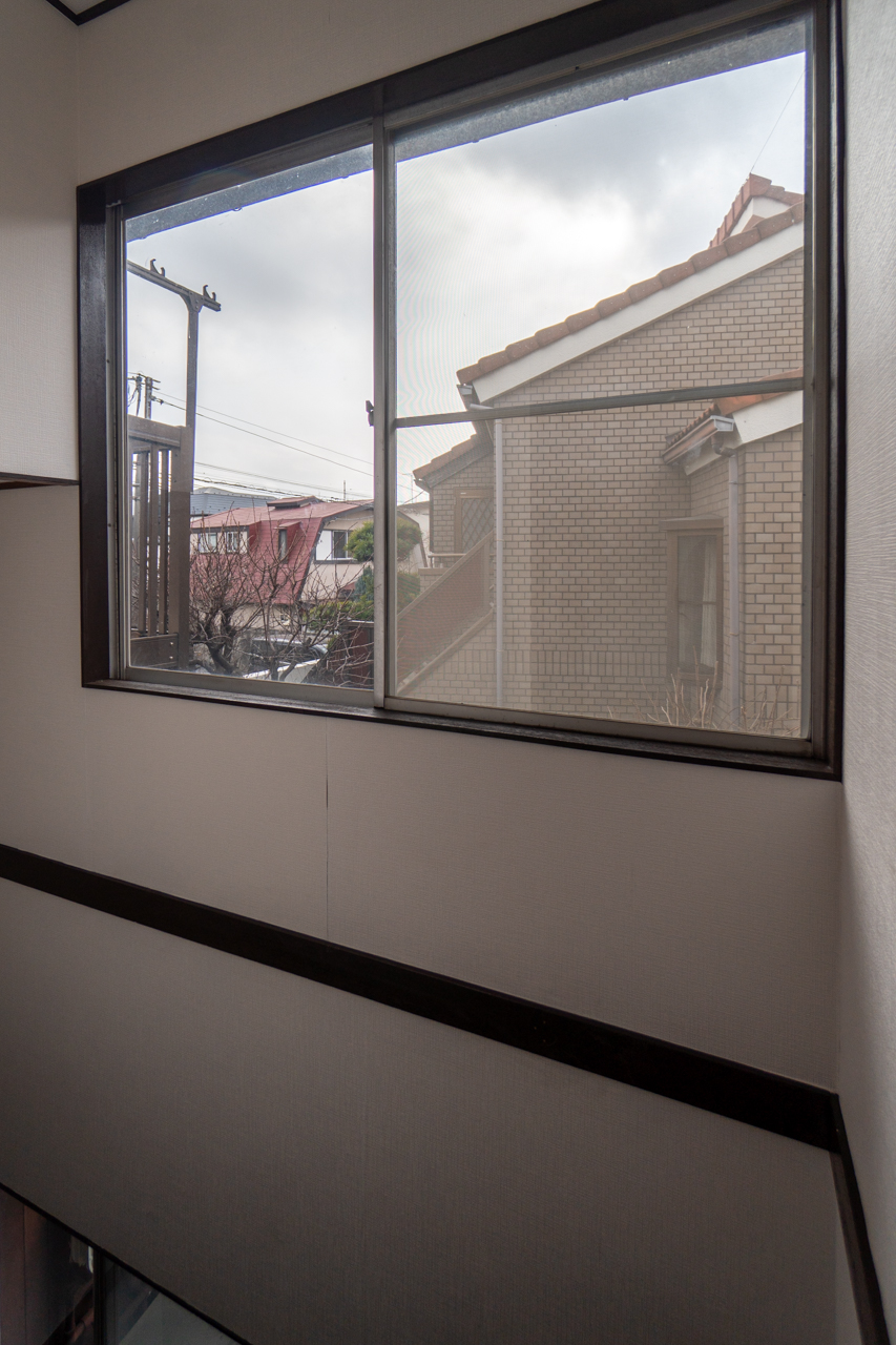 この窓のおかげで階段上部からも光が差し、風が抜ける