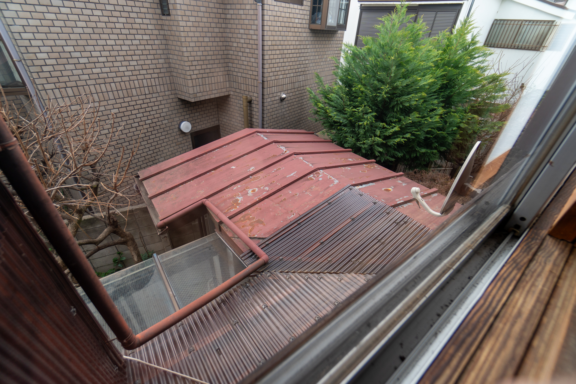 窓外から見える物件の屋根