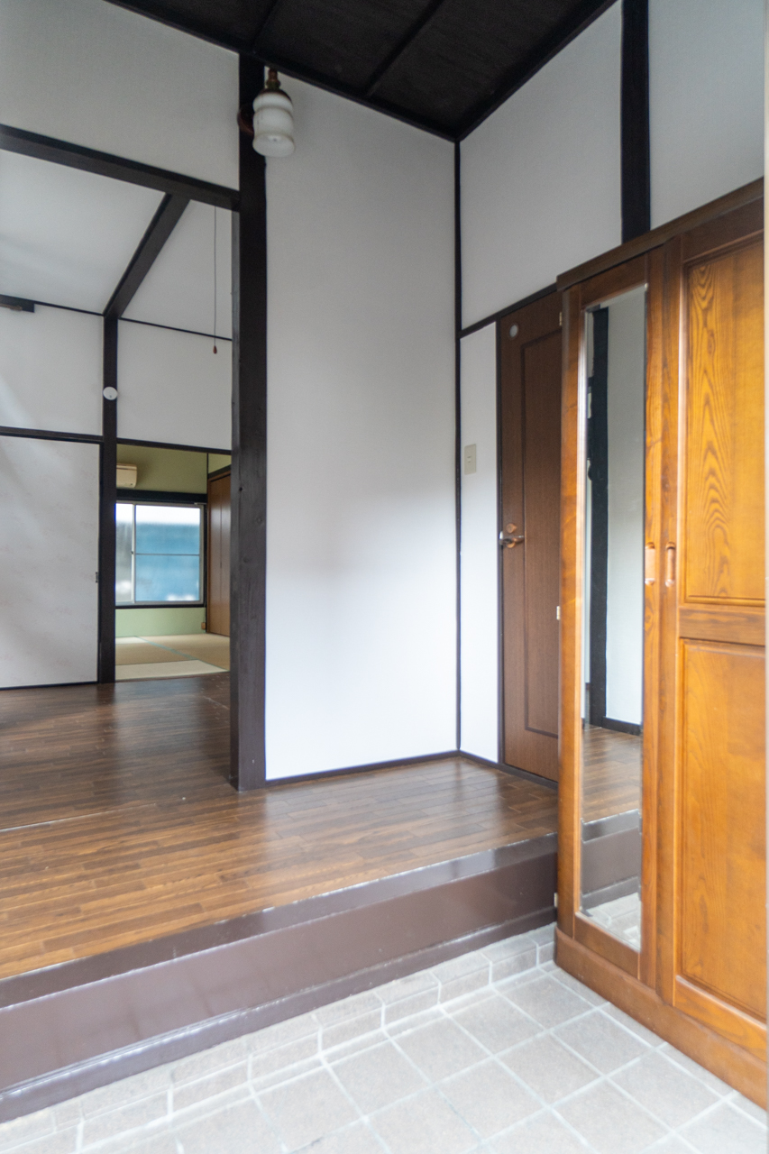 玄関土間から一階奥まで視線が抜ける