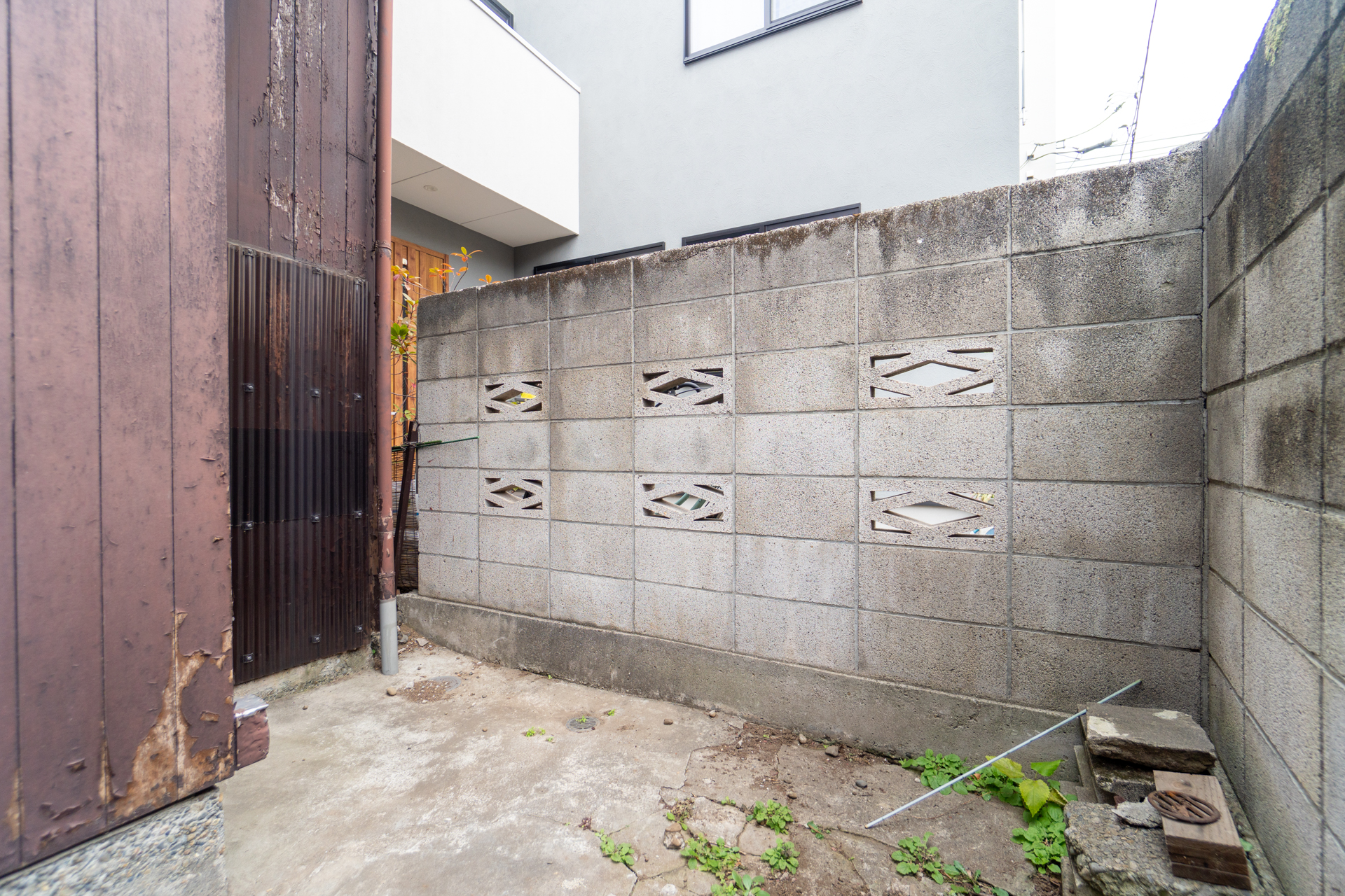 玄関前を抜けた先にちょっとした空間も