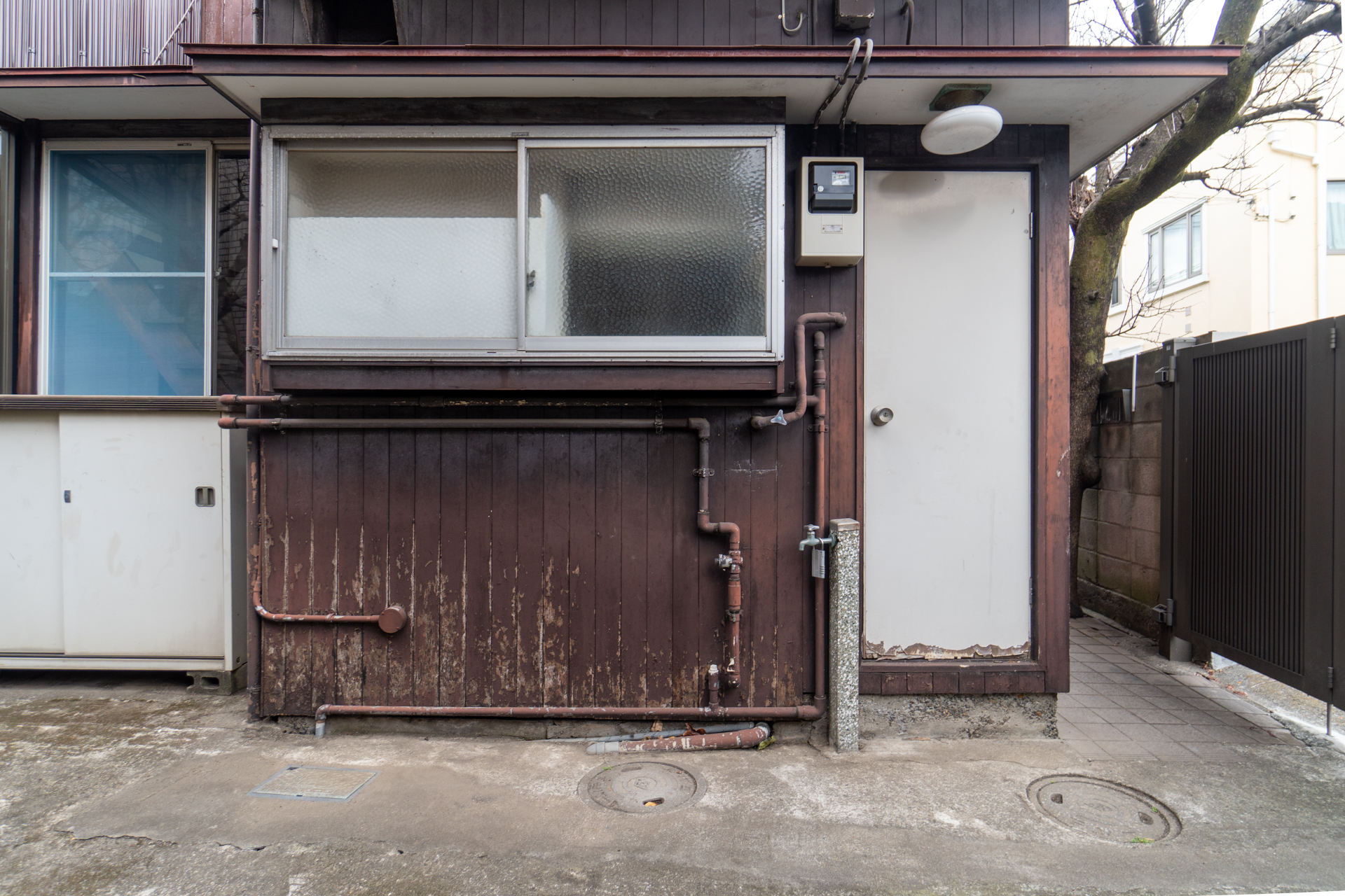 経年を感じさせる外観