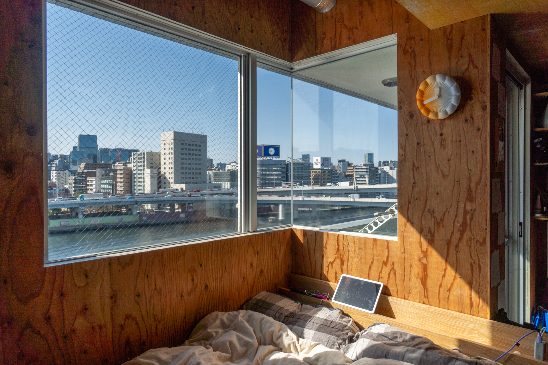 窓際のデスクスペース