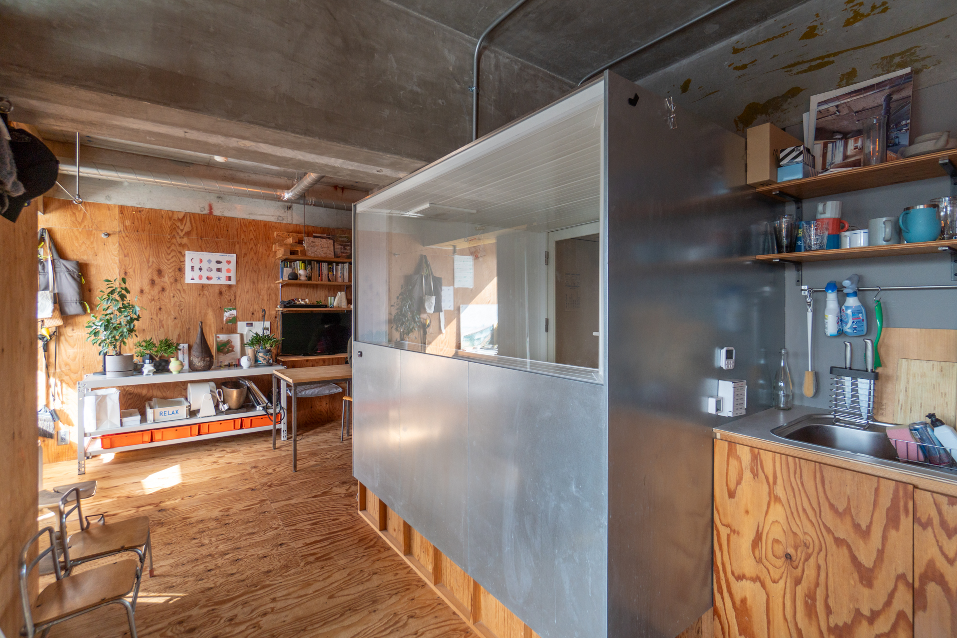 部屋の中心を陣取るバスルーム