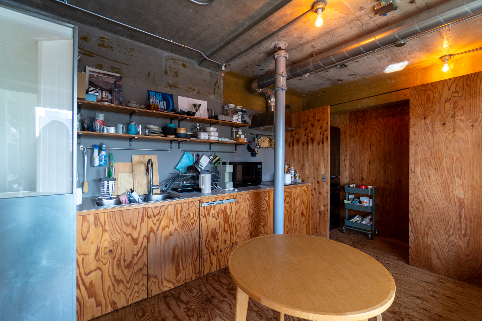 空間に馴染む細長いキッチン