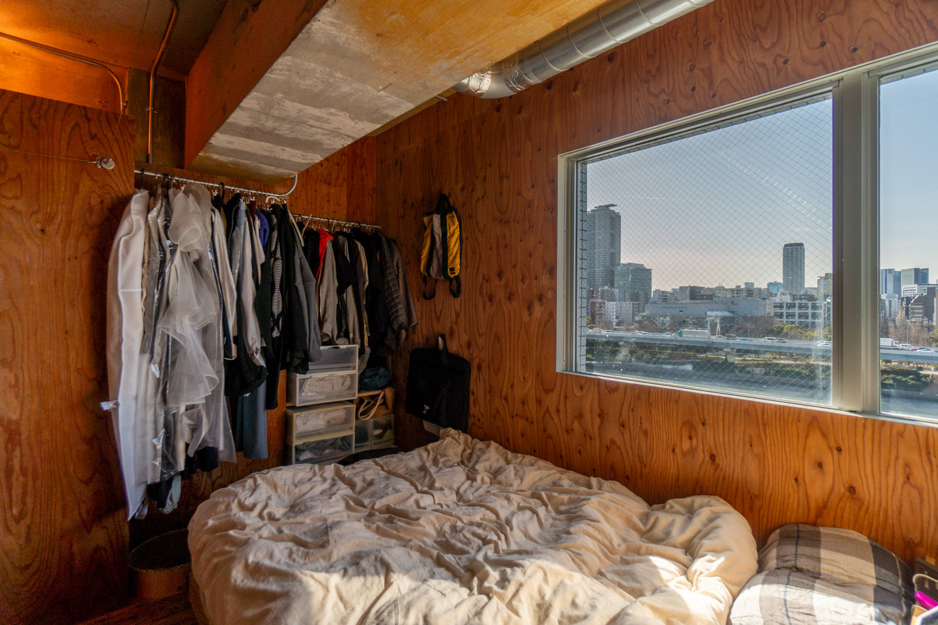 衣類はパイプに掛けましょう