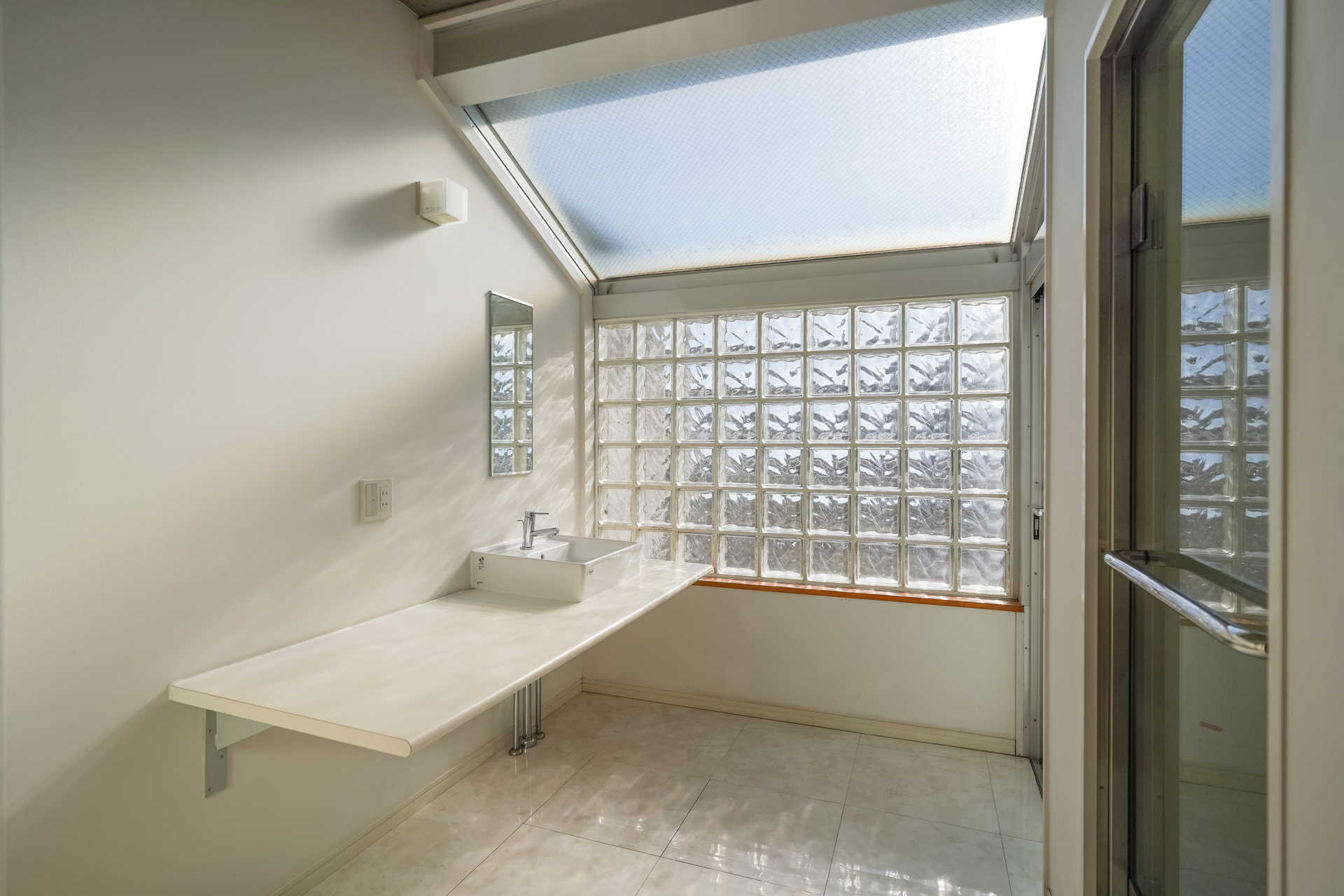 やさしい光がまわり込むメゾネット