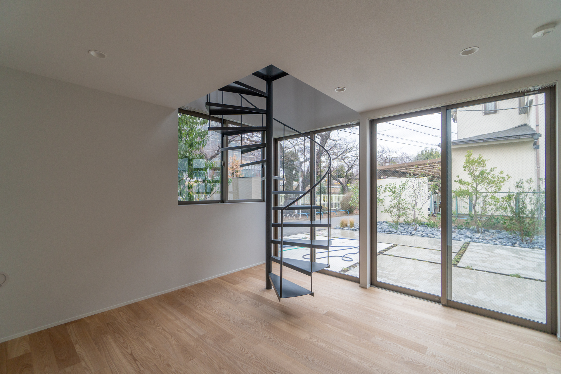 螺旋階段と窓の位置が印象的（A号室）