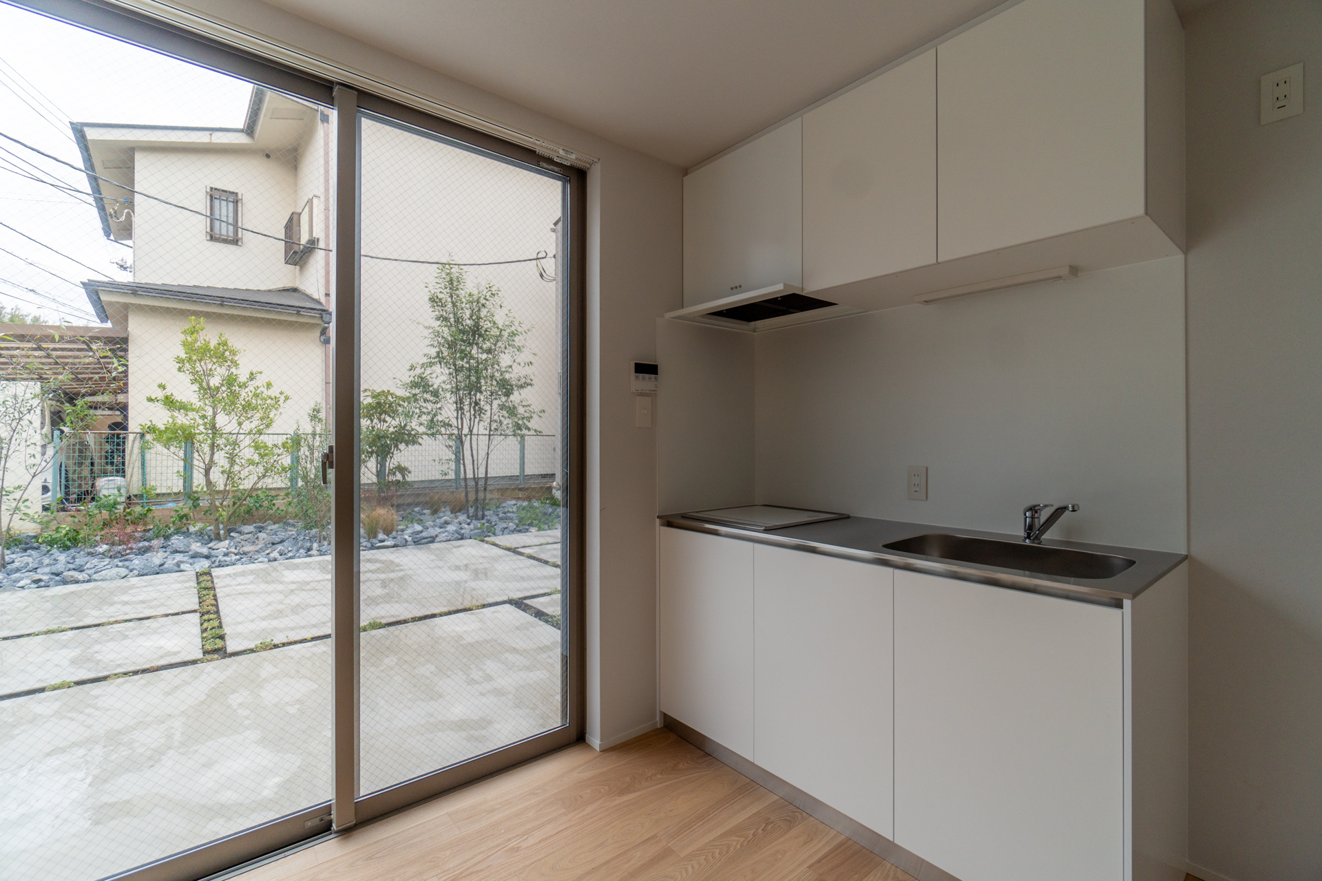 窓すぐ隣のキッチン（A号室）