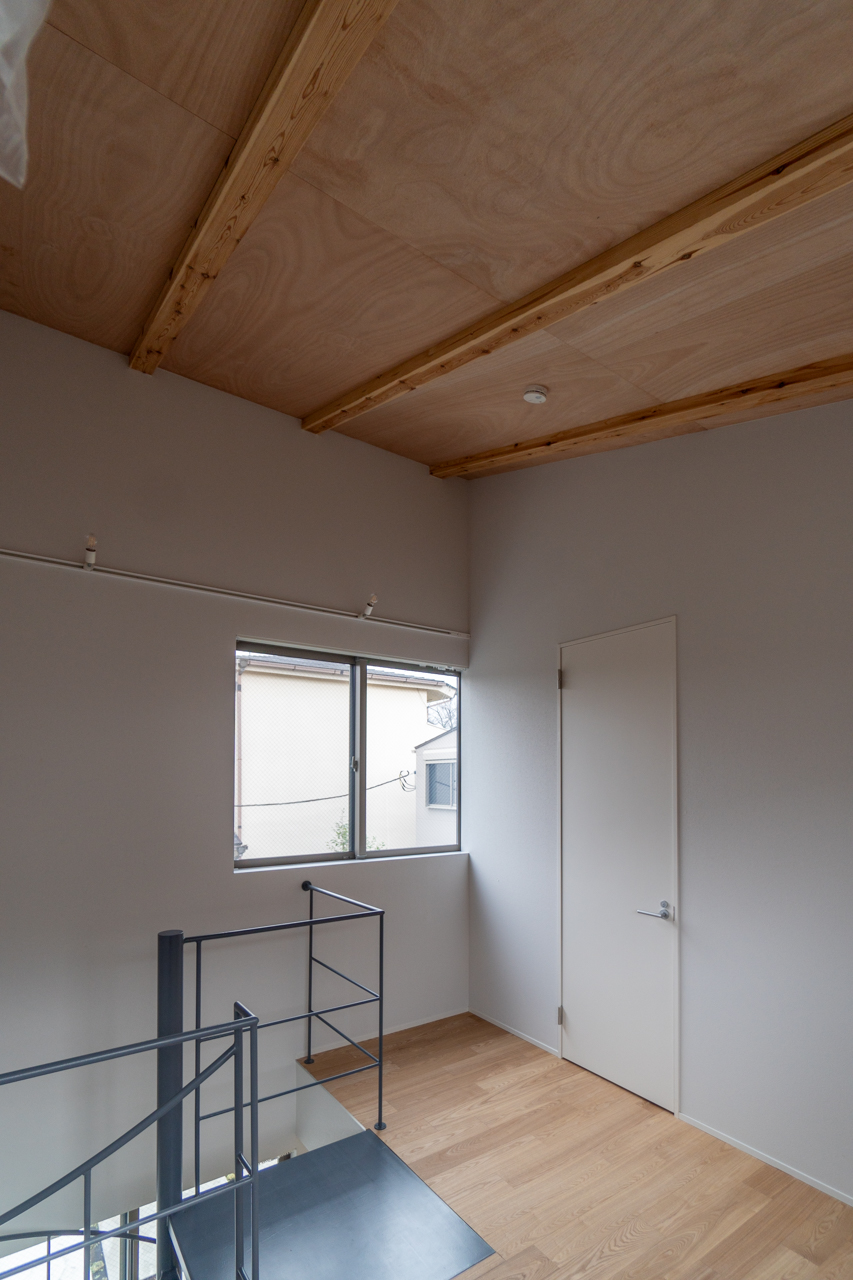 窓は小さめ、でも天井は高め（A号室）