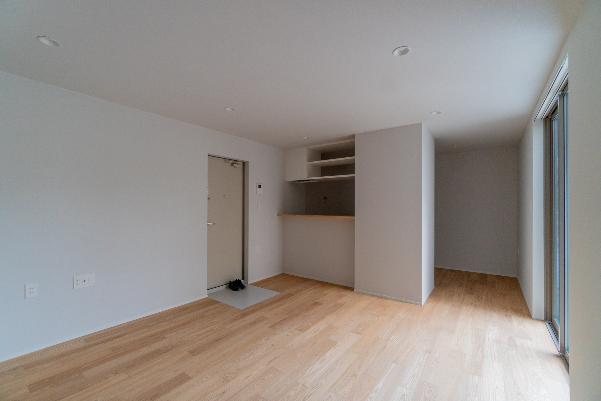 玄関とキッチンとリビング（B号室）