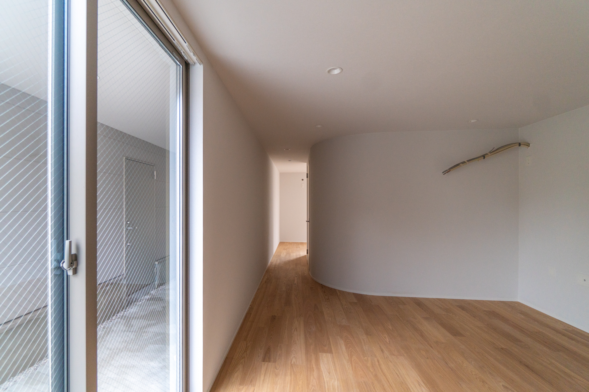 奥にプライベートな居室空間（B号室）