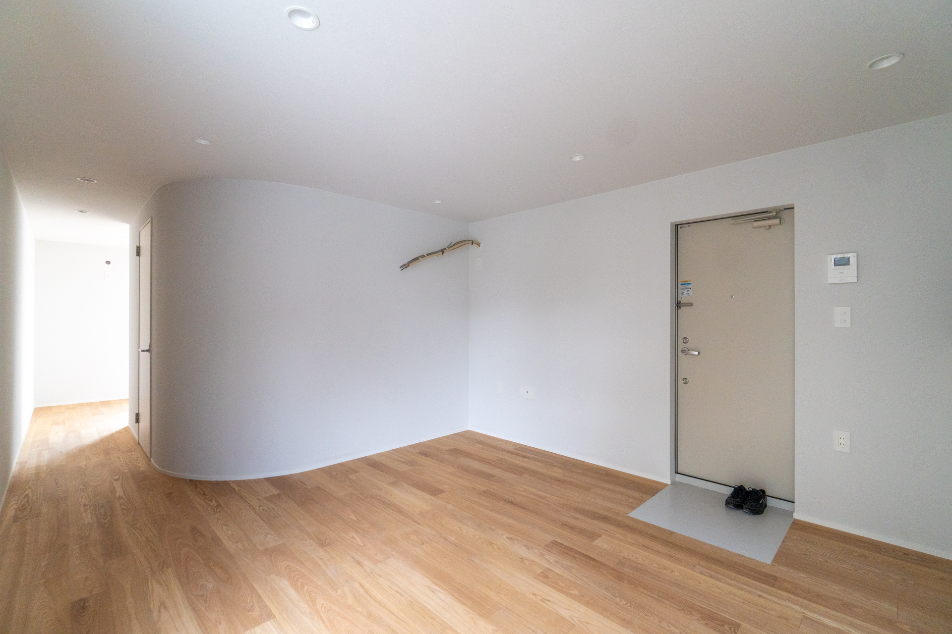 アーチの壁が柔らかく空間を分ける（B号室）