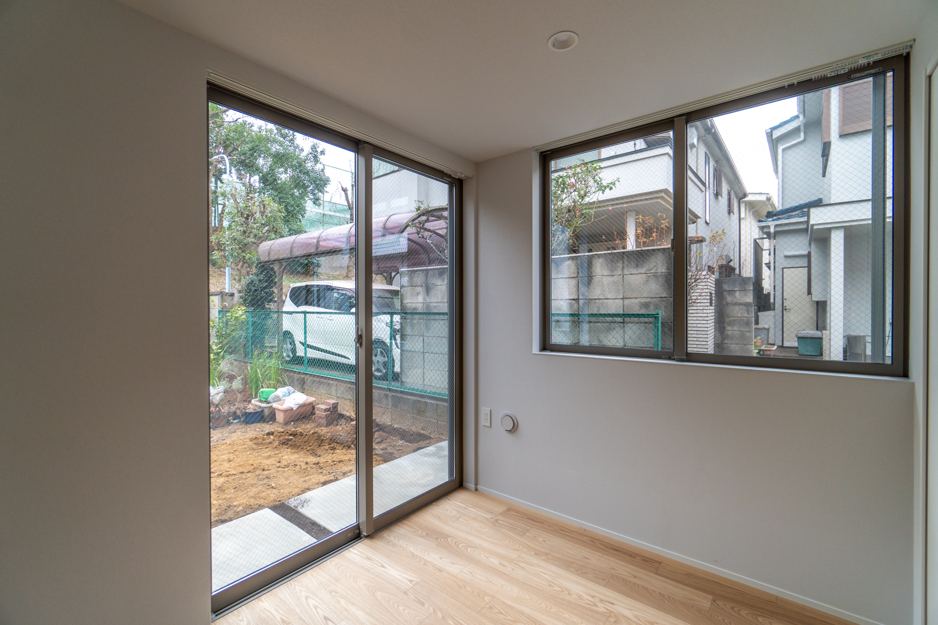 窓が多く光が入る居室空間（B号室）