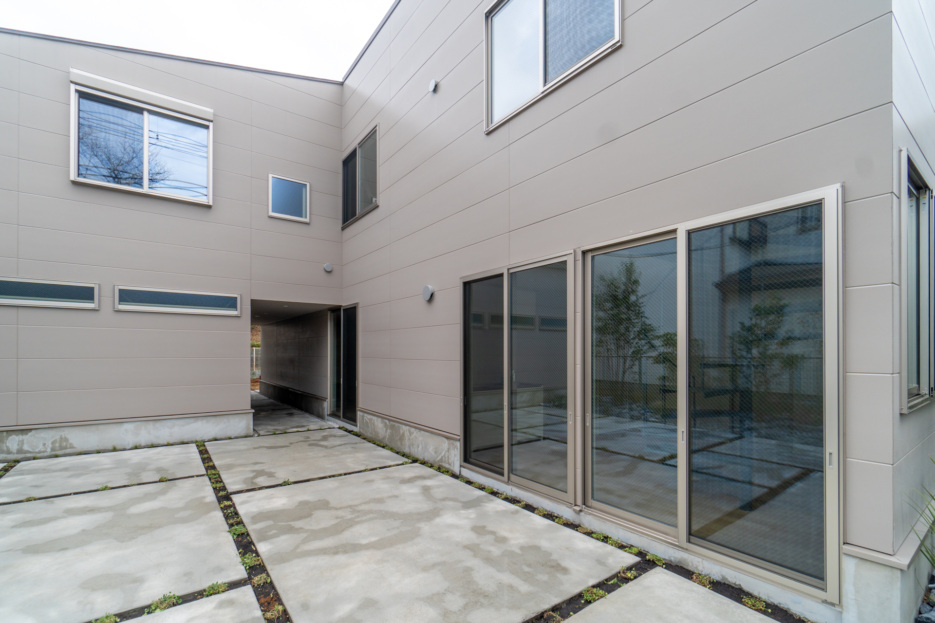 共用の敷地を挟んで向かい合う2棟