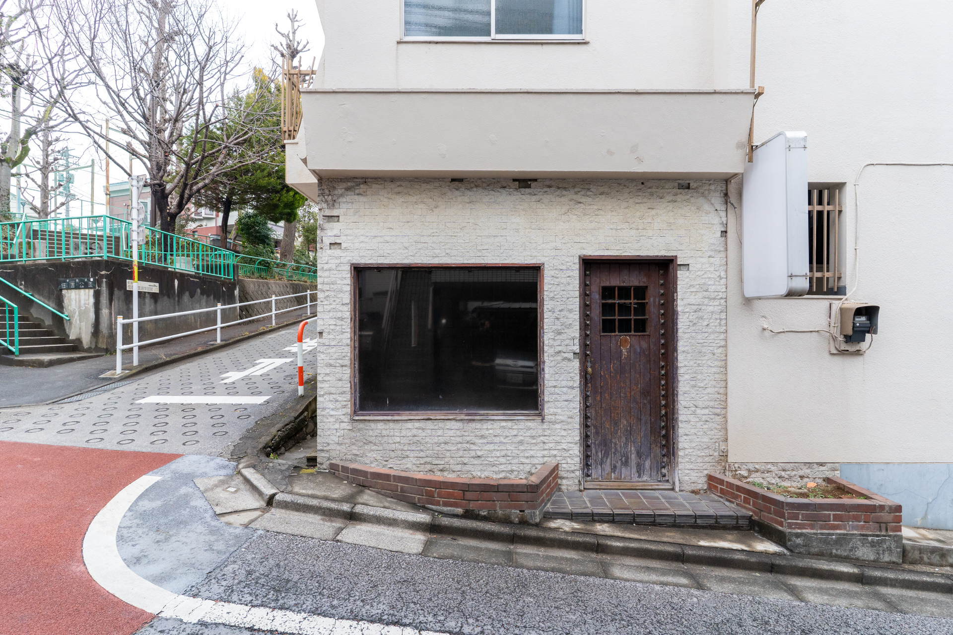 駅前商店街すぐの公園隣りの店舗で始める