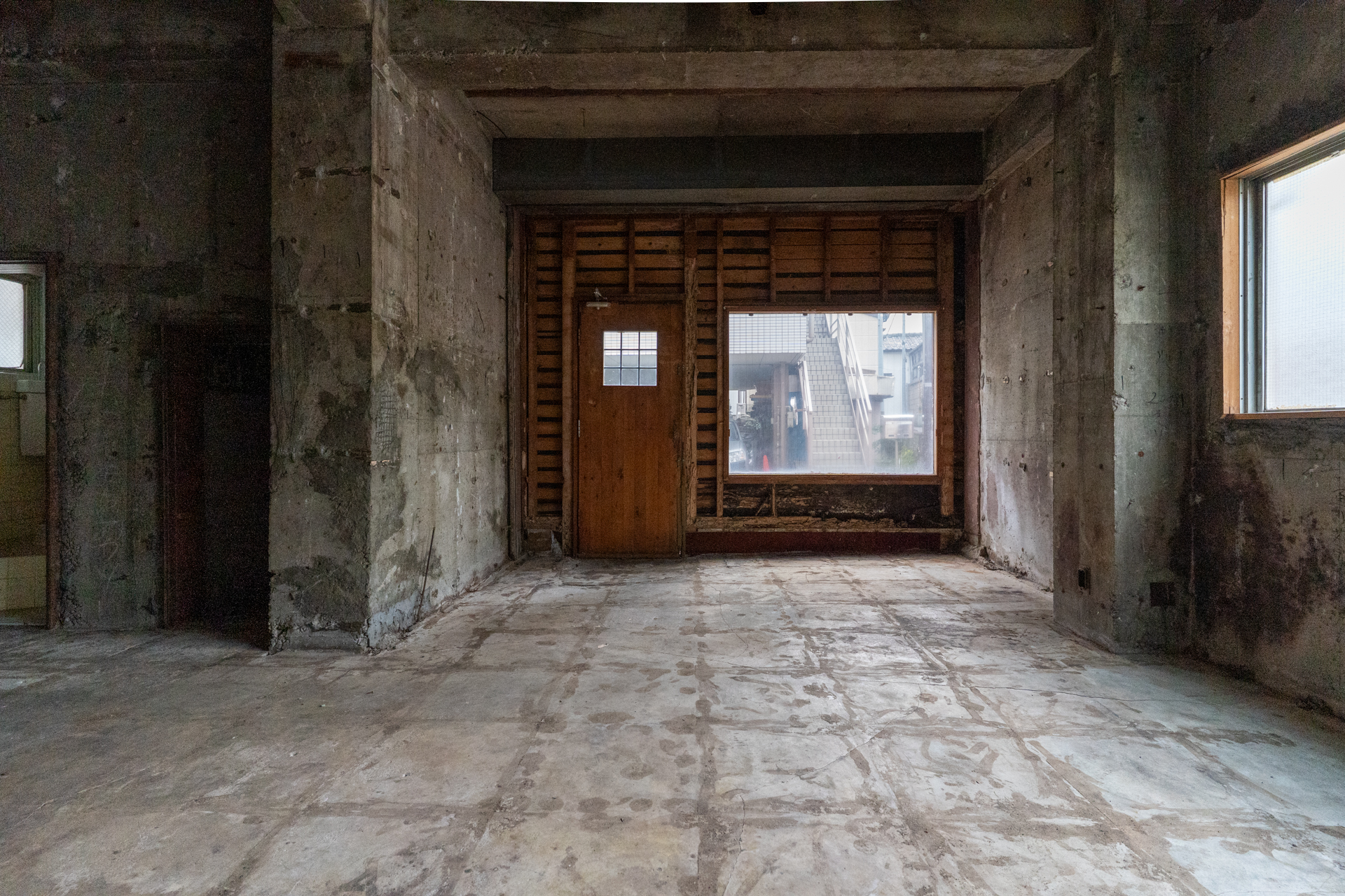 道路に面した窓はクリアガラスなので夜でも視認性高い