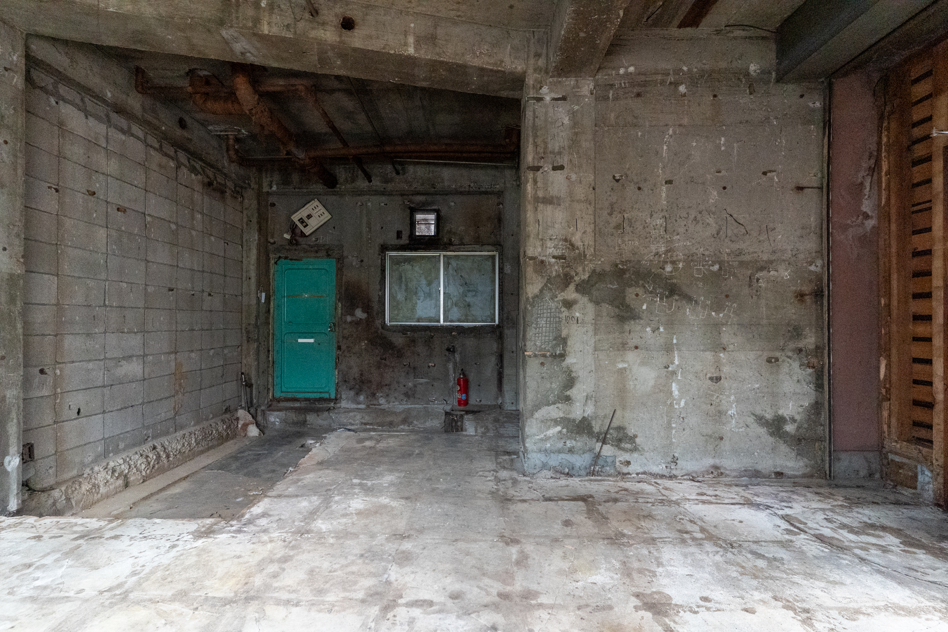 マンションらしい扉が通用口