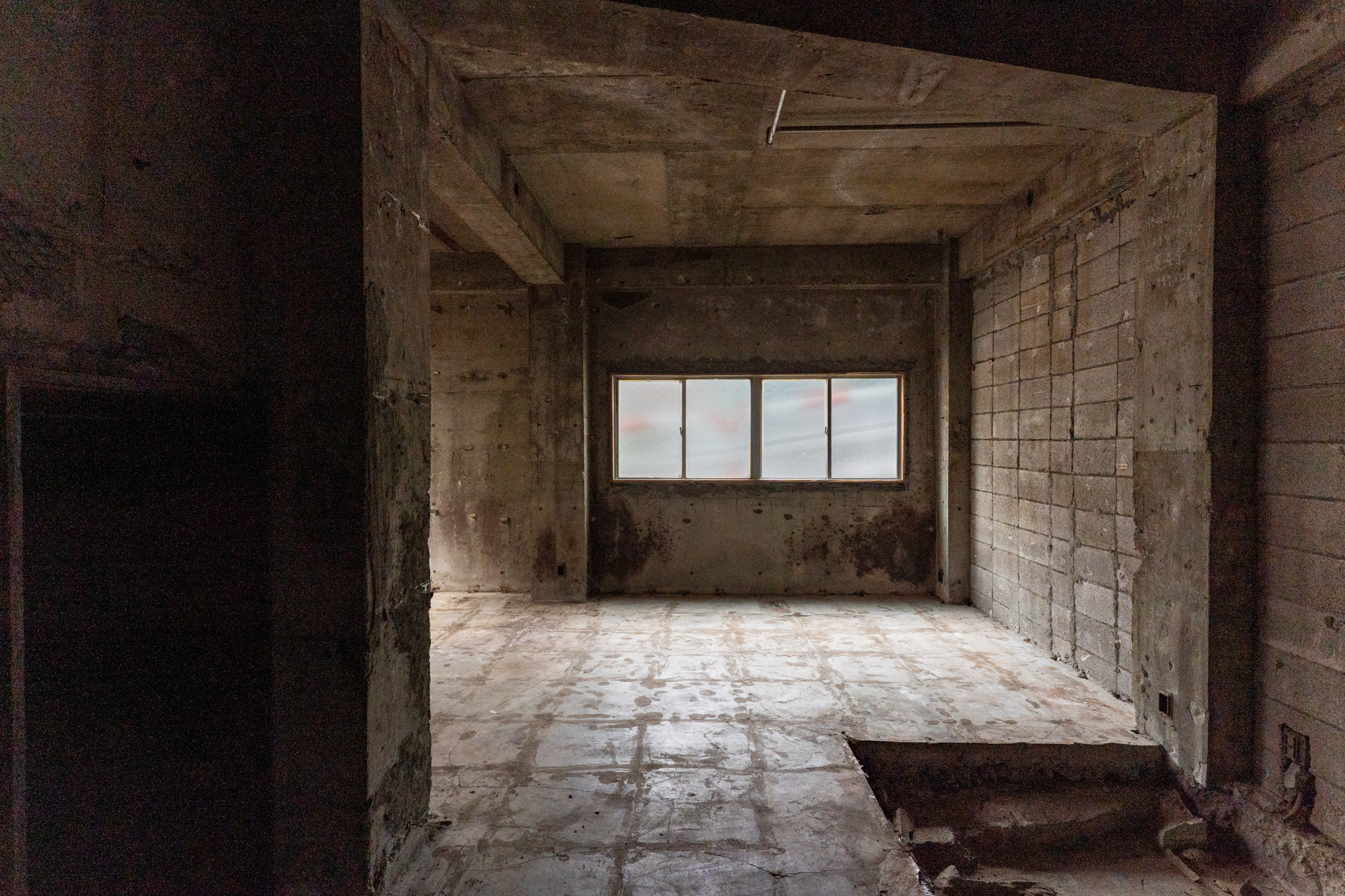 隣の坂に面した窓はすりガラス