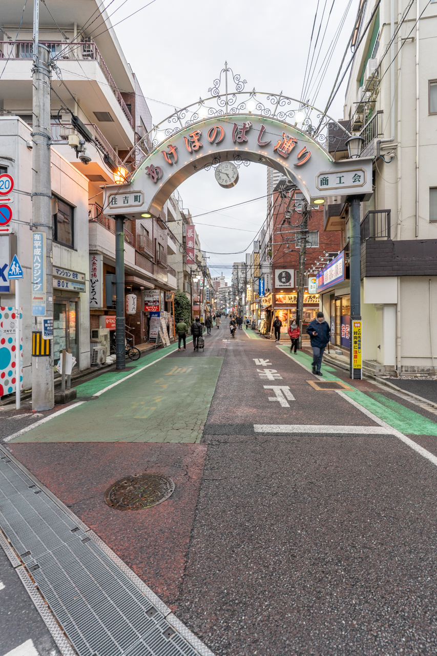 駅前商店街から少し入った所にあります