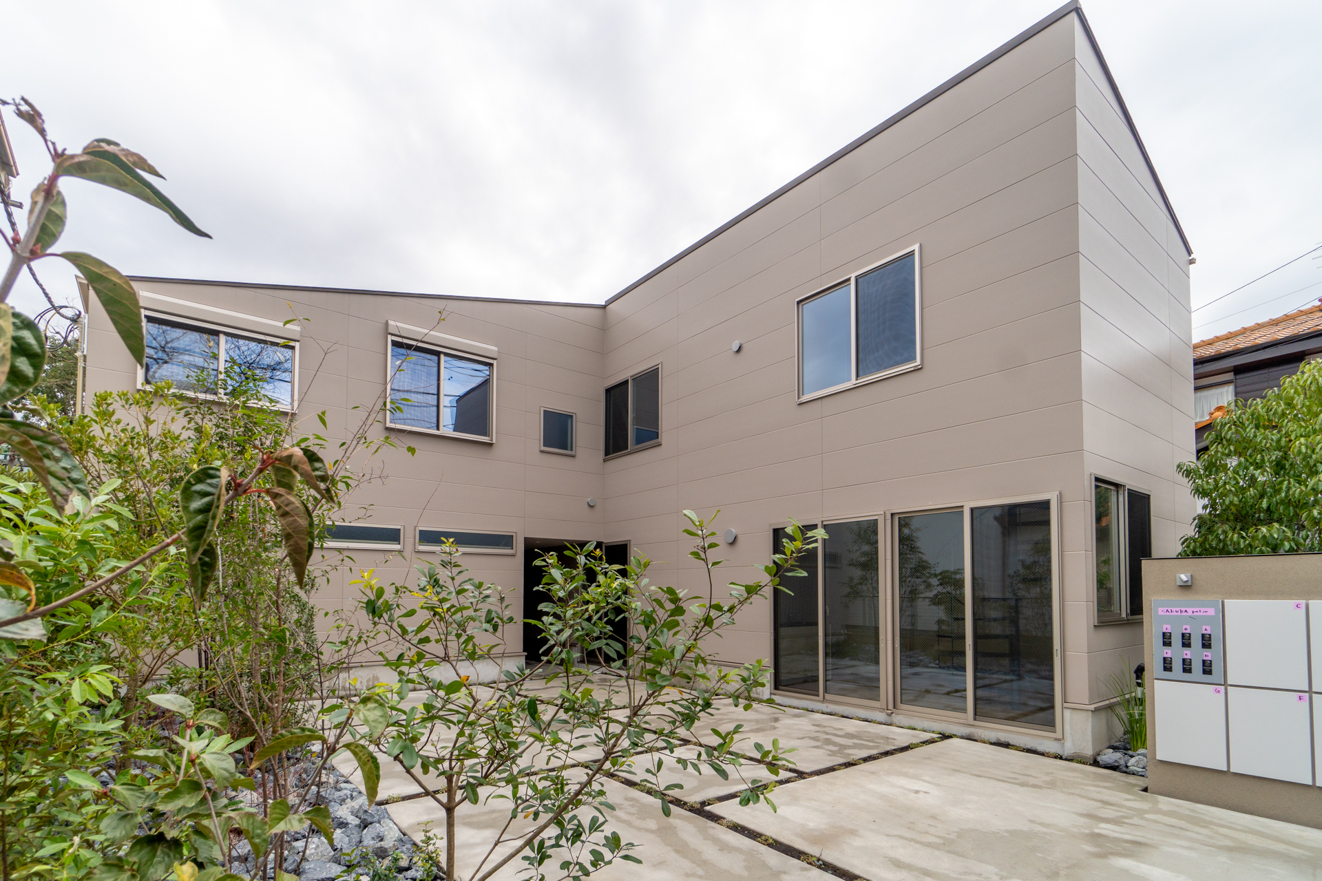 外に開かれた面構え