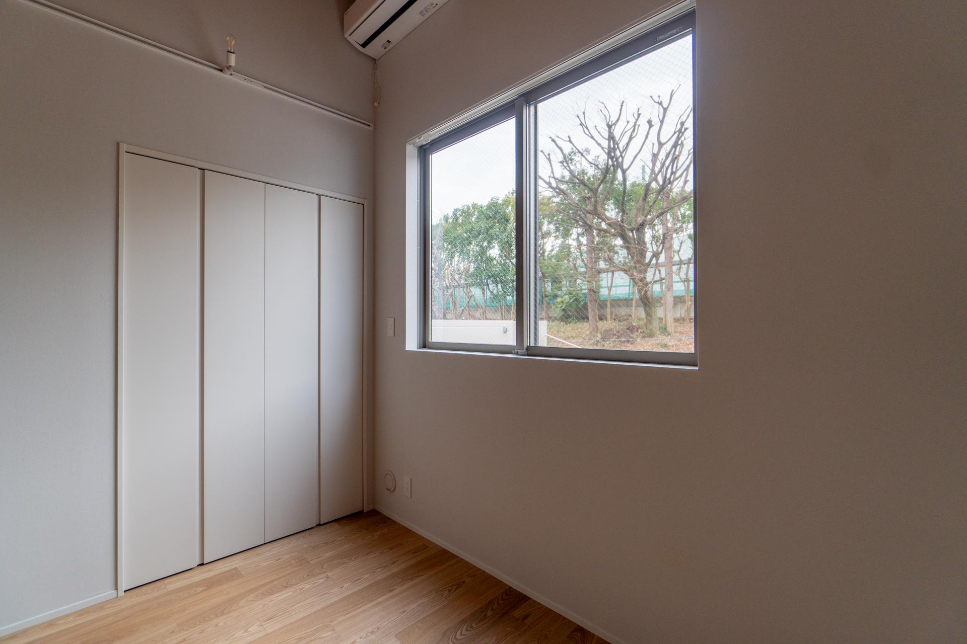 目線より少し高い位置にある窓（D号室）