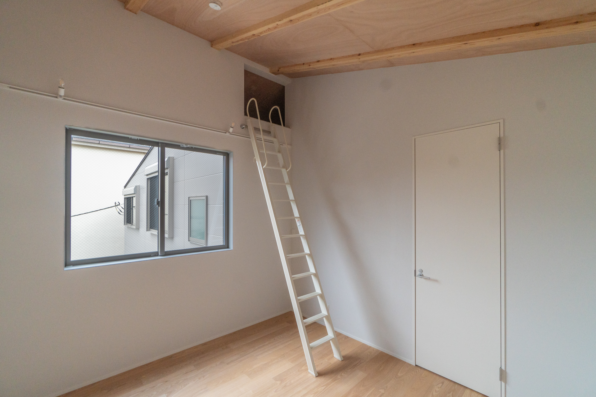 D号室よりさらに開口の小さな奥まったロフト（C号室）