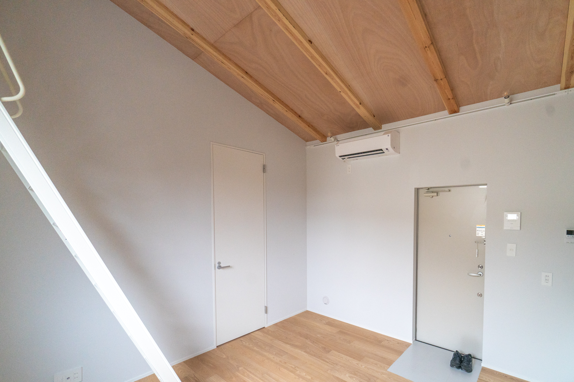 玄関から中に向けて広がる空間（C号室）