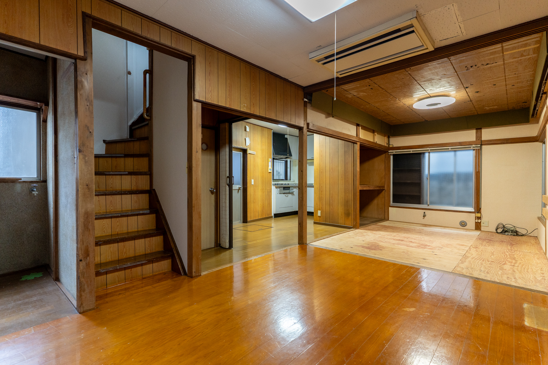 一階は約12帖のスペース+DK