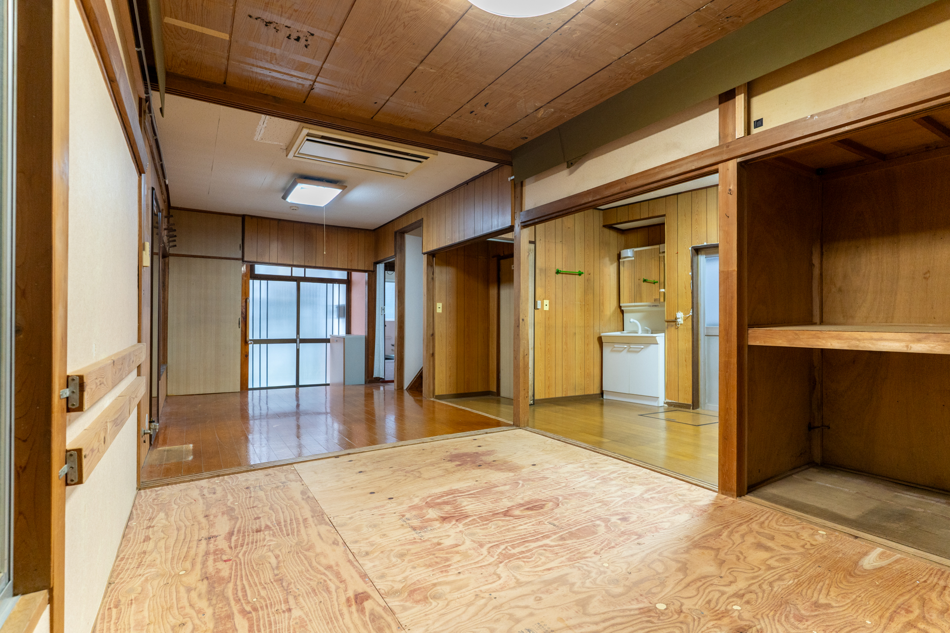 現況、業務用エアコンが天井に埋め込まれています