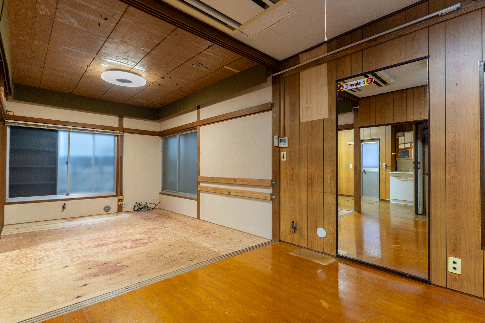 曇天だったので、念の為、天井照明をつけて撮影しました