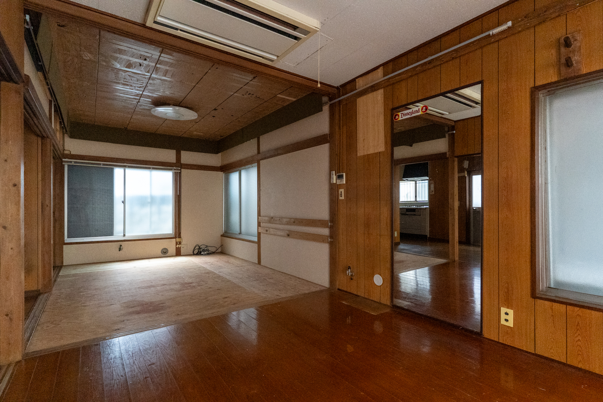 曇天で天井照明を消すとこんな感じ