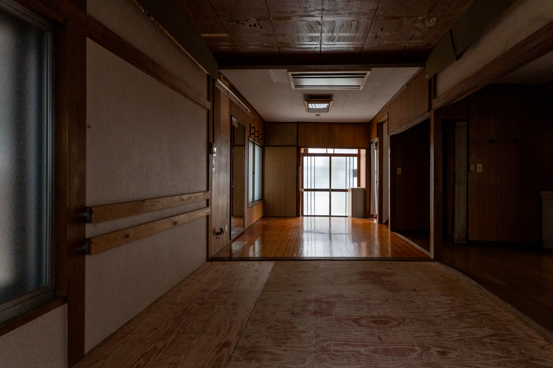 天候と時間によっては一階は暗めになります