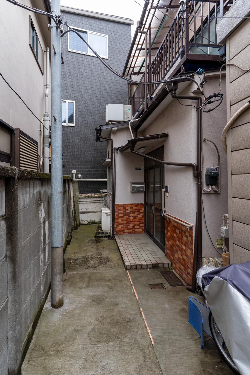 道路のどんつきにあり、隣家も近い