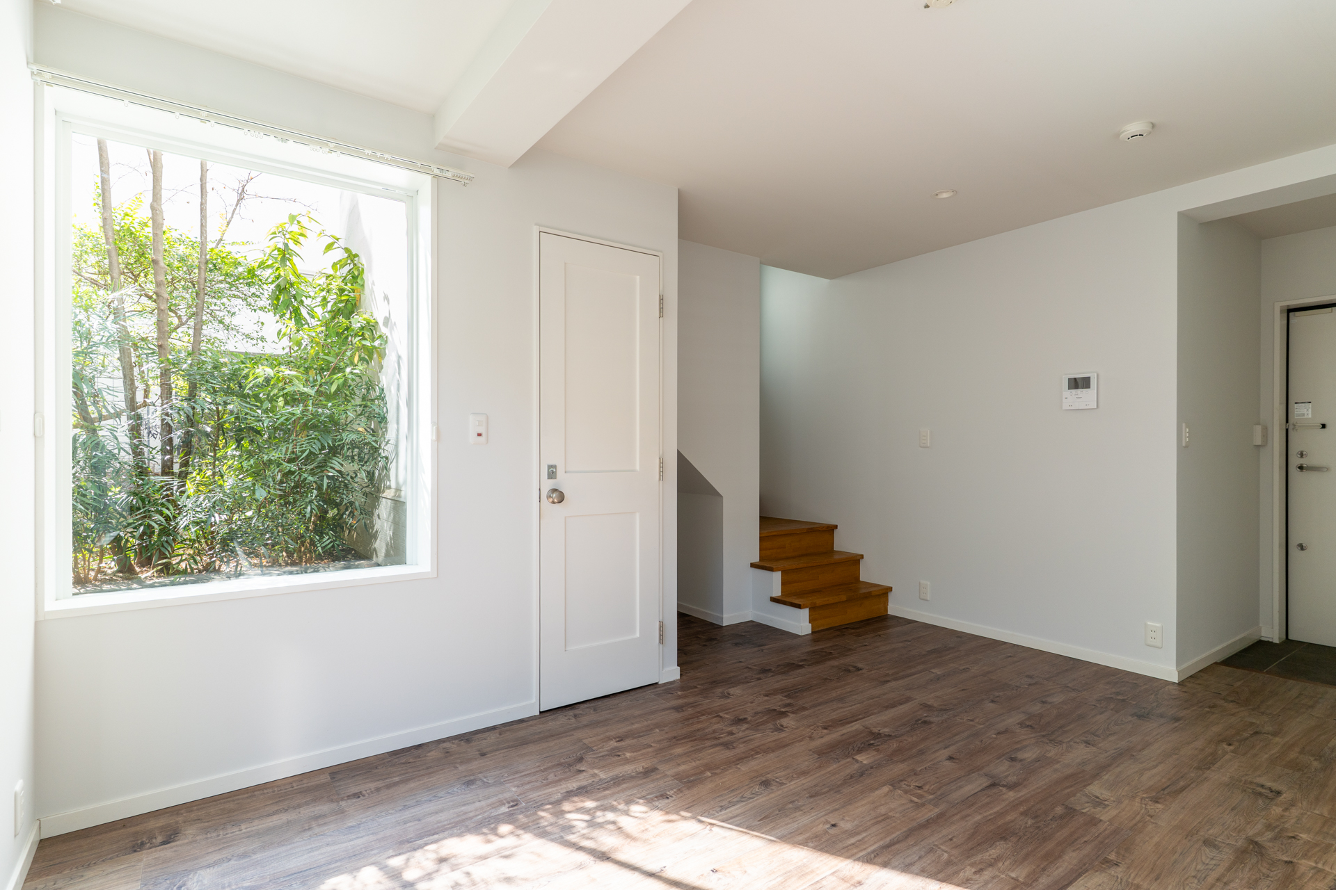 窓側から階段部分の視点