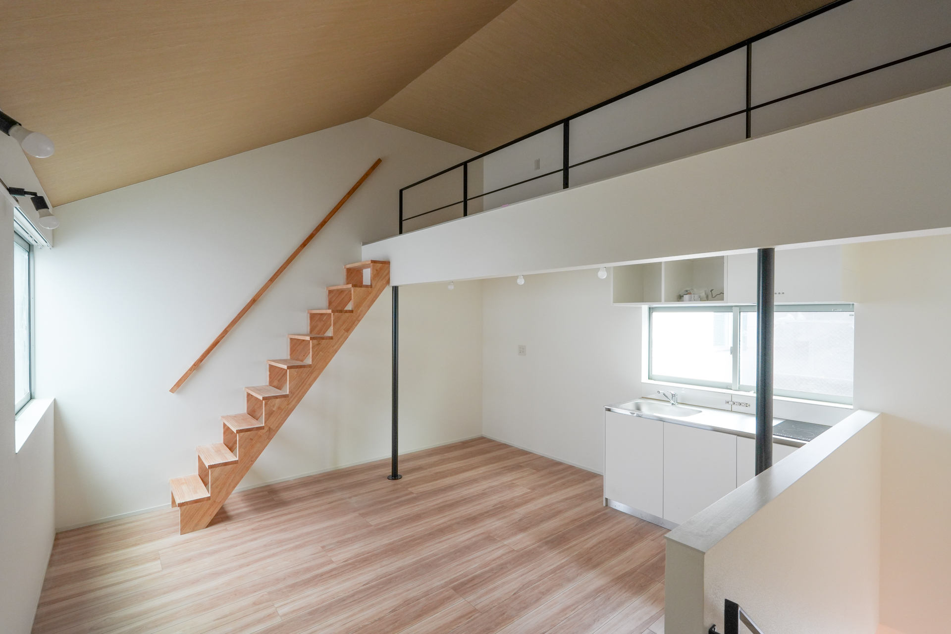 光差し込む3層メゾネット