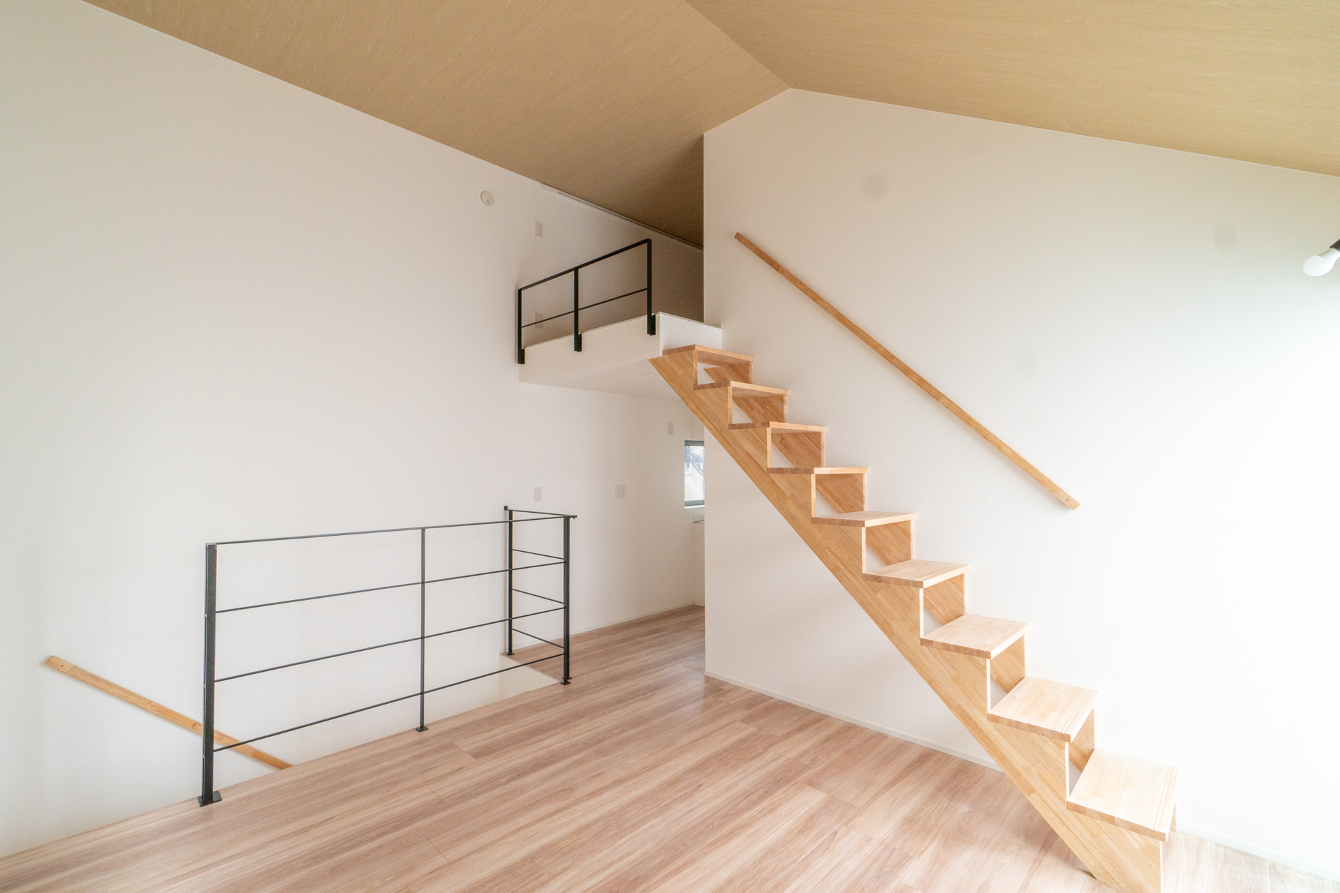 天高があるリビング（04号室）