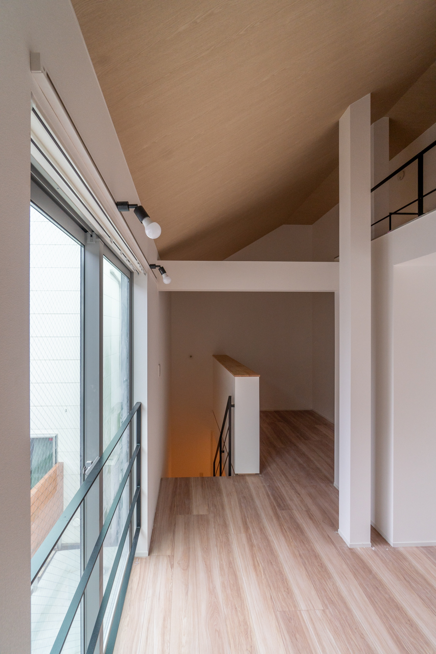 縦に広がる空間と窓（03号室）