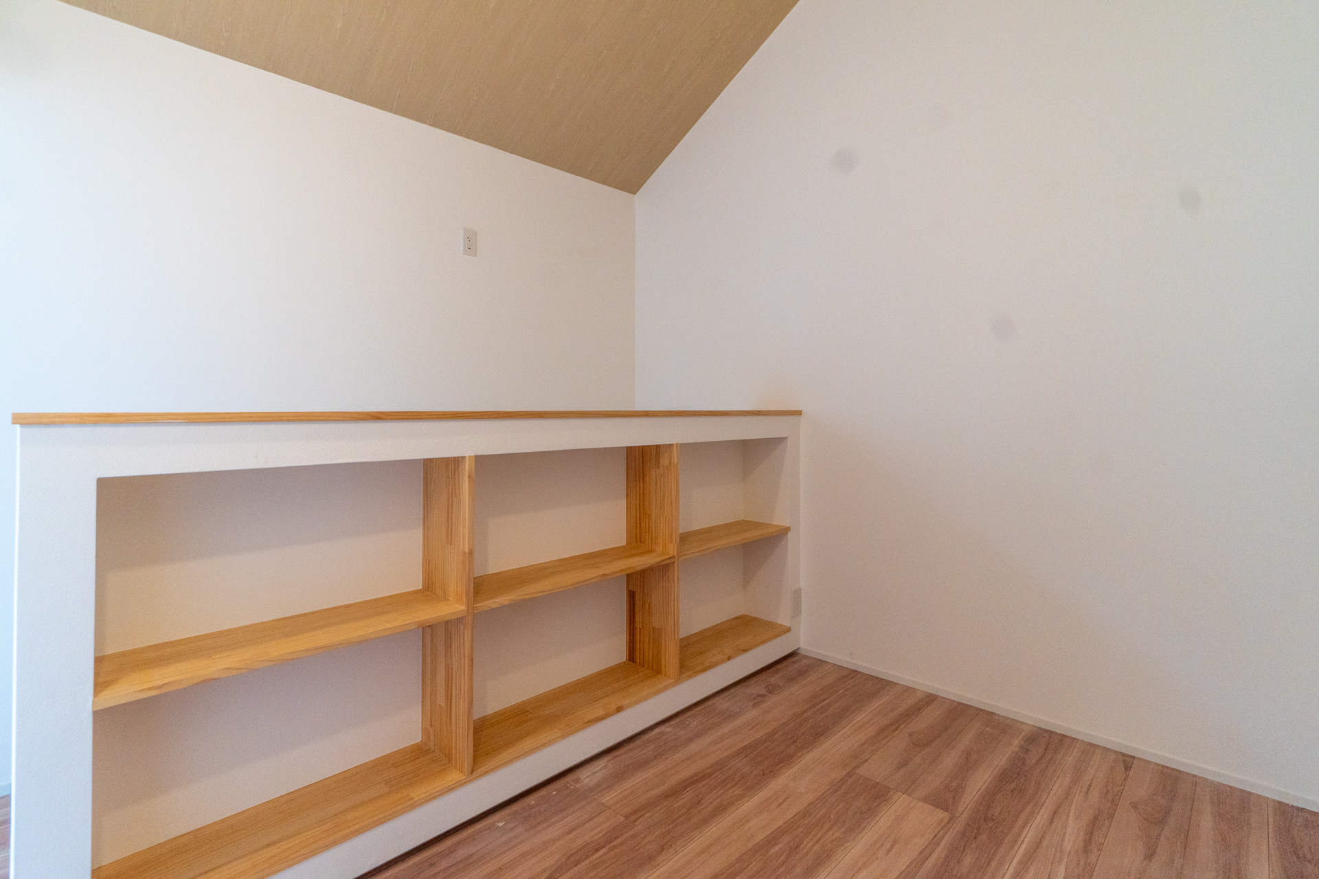 階段裏に棚が（03号室）