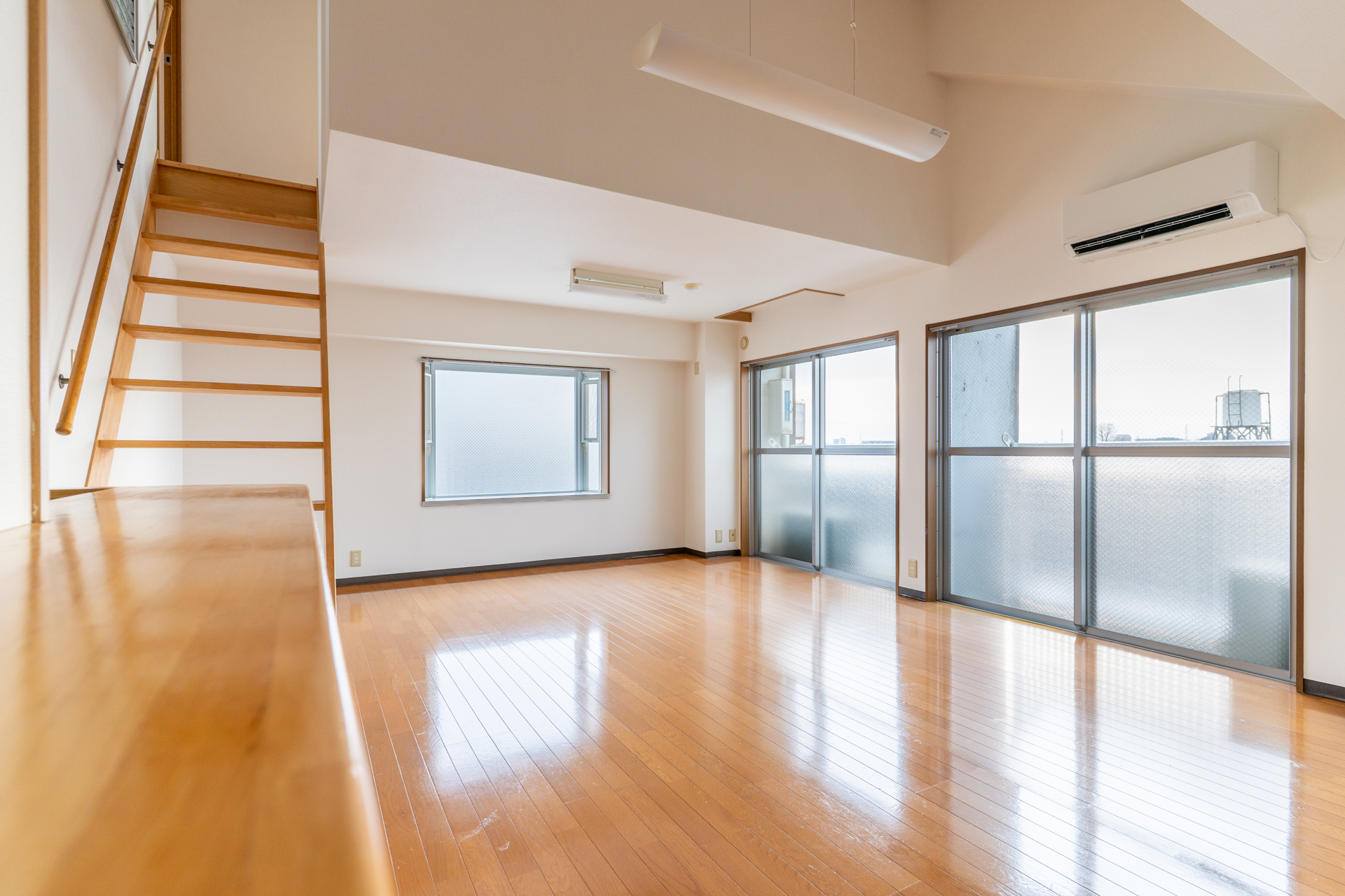 キッチン側からの視点