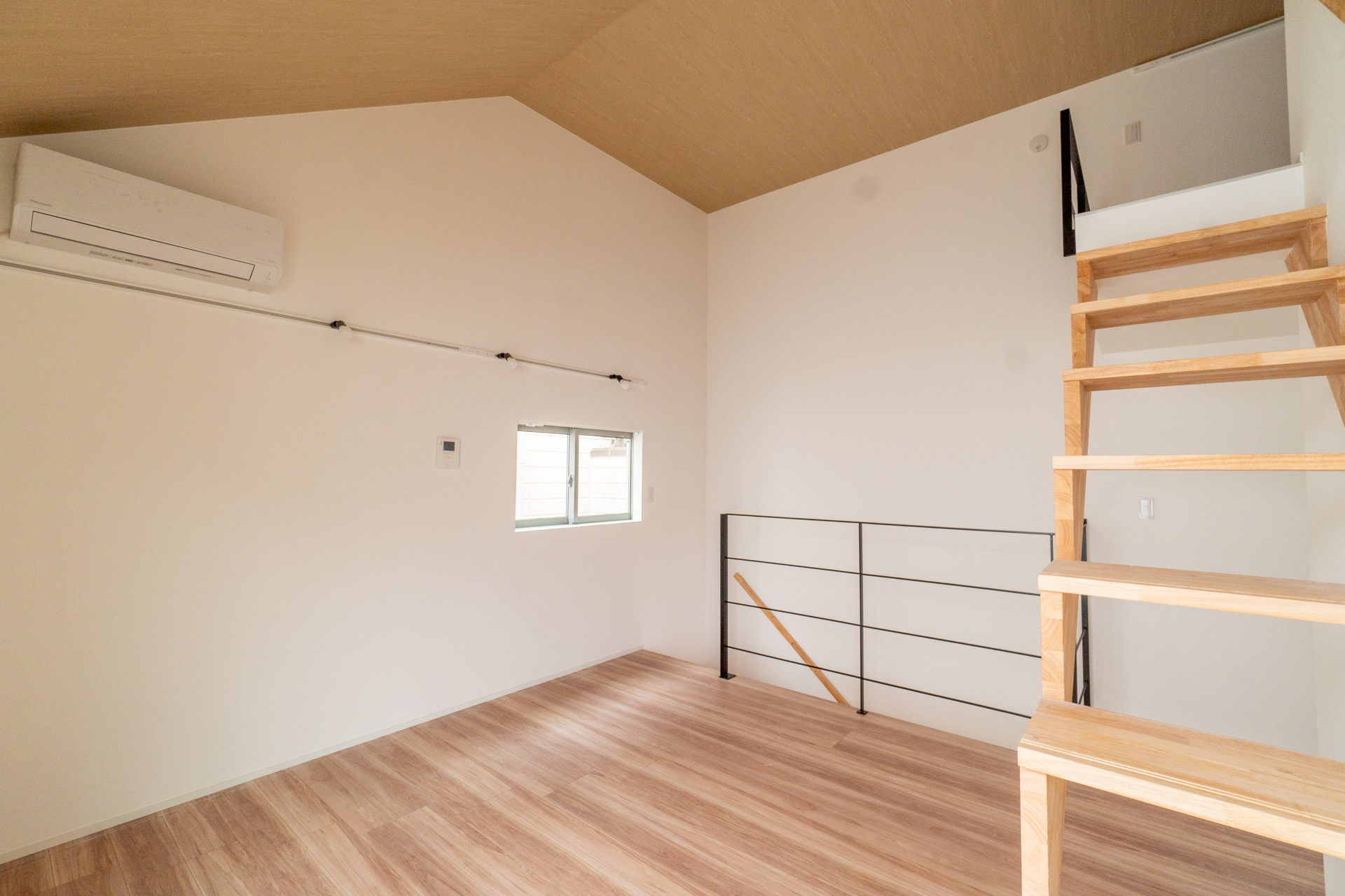 キッチンとロフトと分離した空間（04号室）