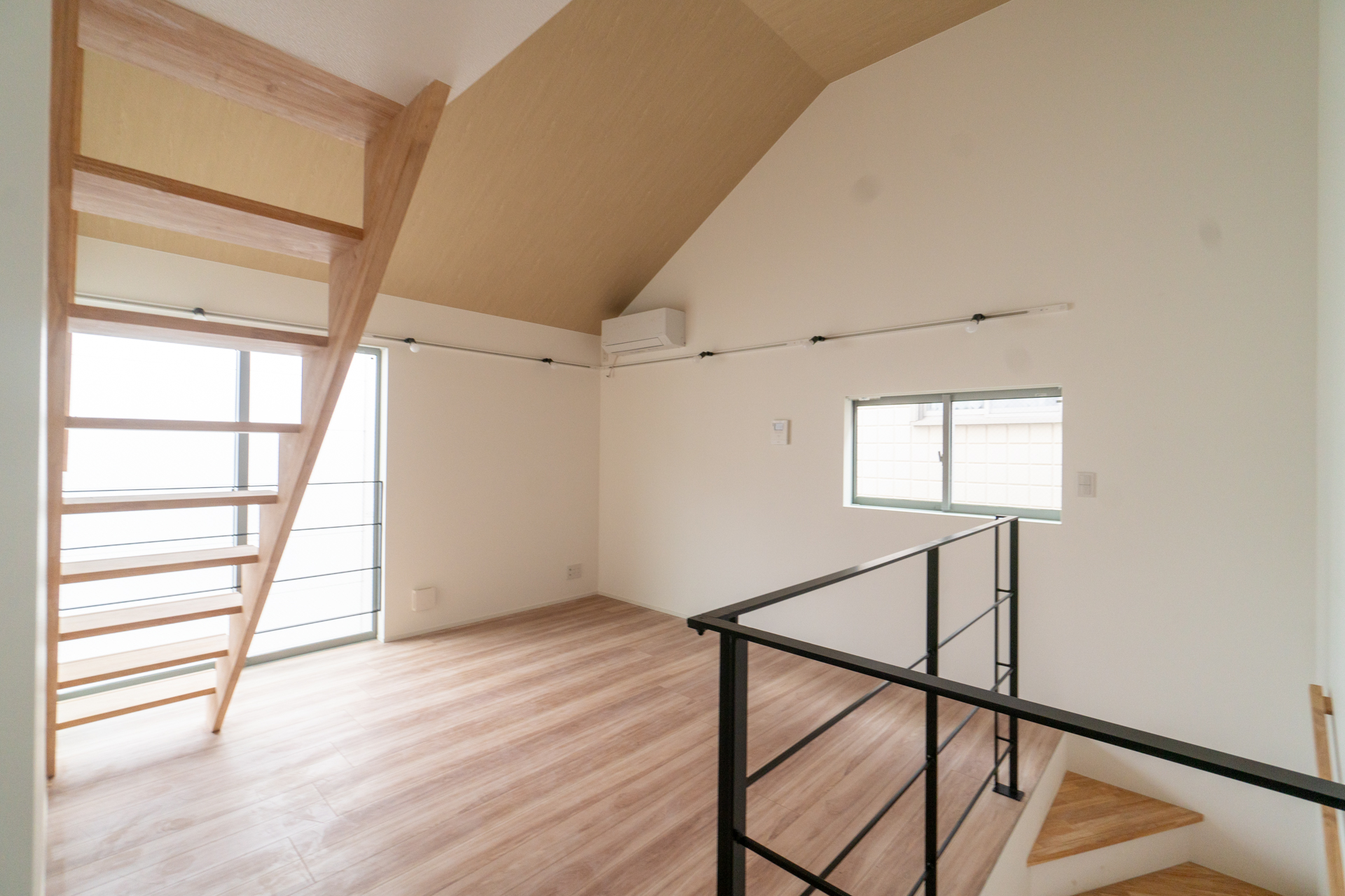 程よく明るいリビング（04号室）