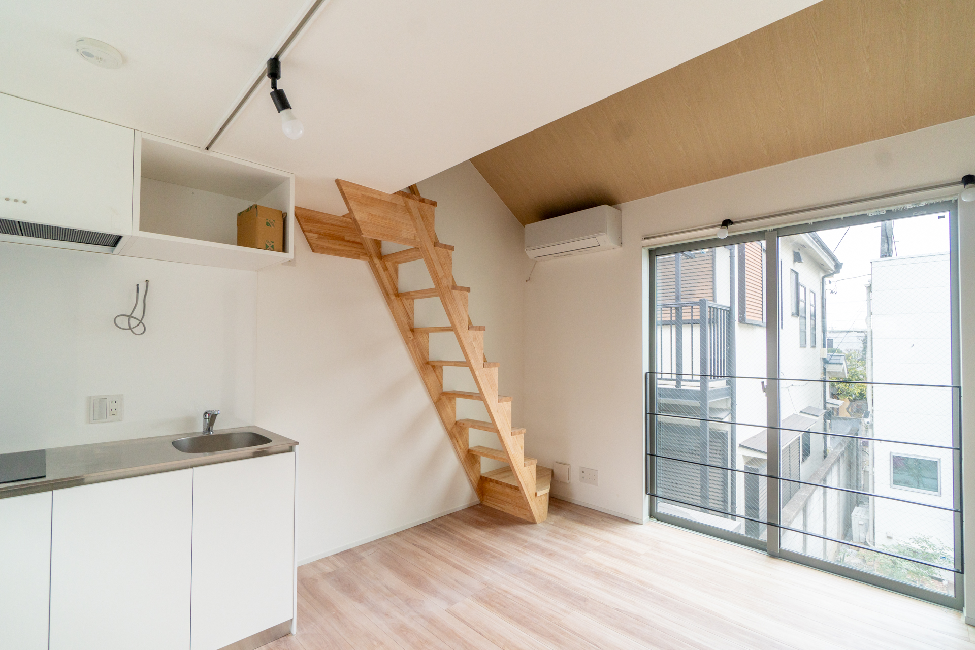 ラウンドテーブルを置いてダイニングのように過ごしたい（03号室）