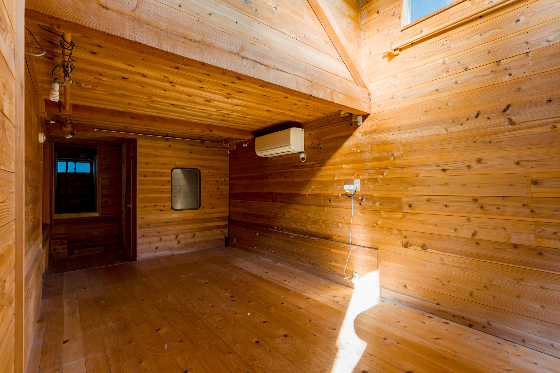 玄関入ってすぐの約11帖の部屋の天高は約4.5m！