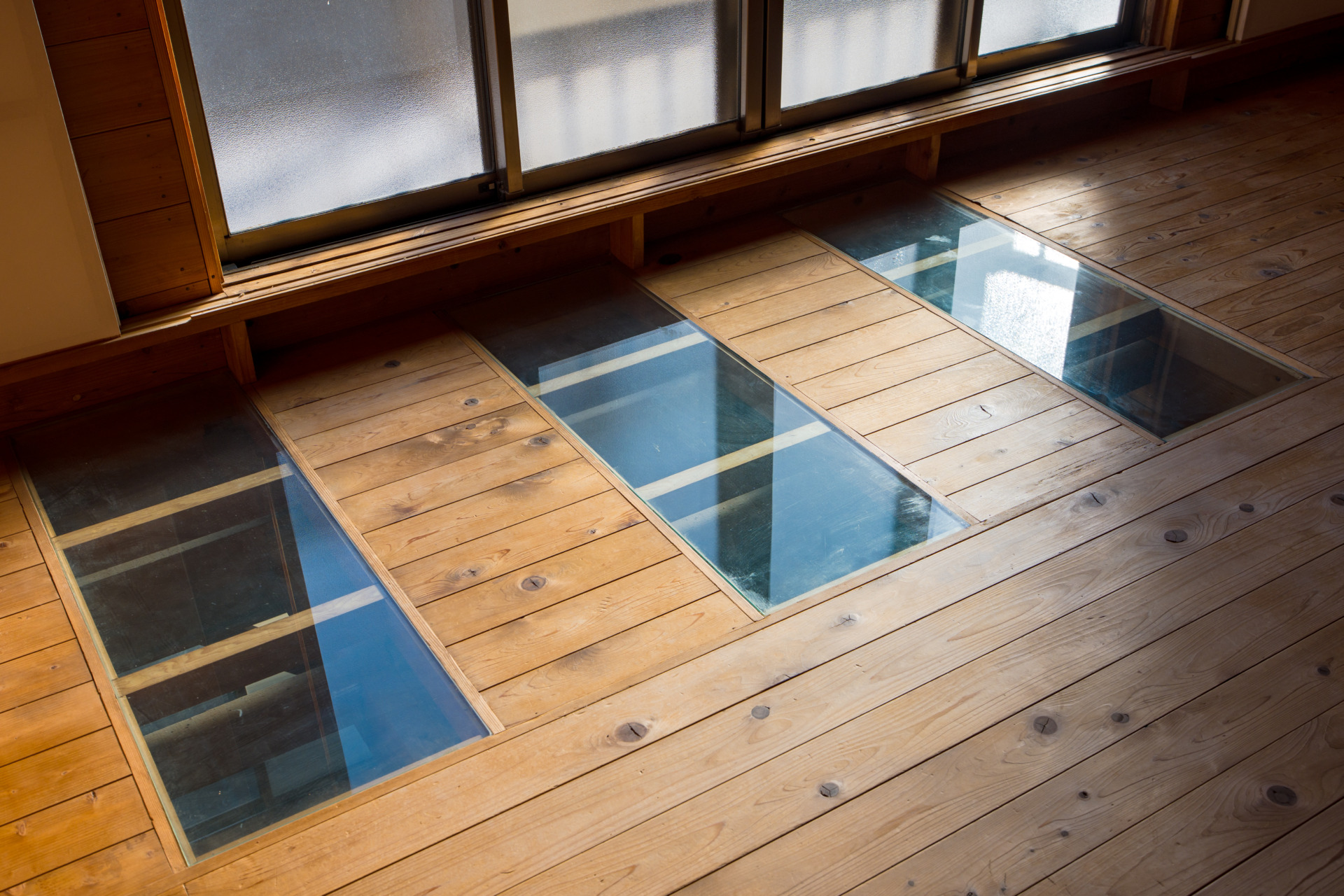 床を強化ガラスにすることで下階に光を届けます