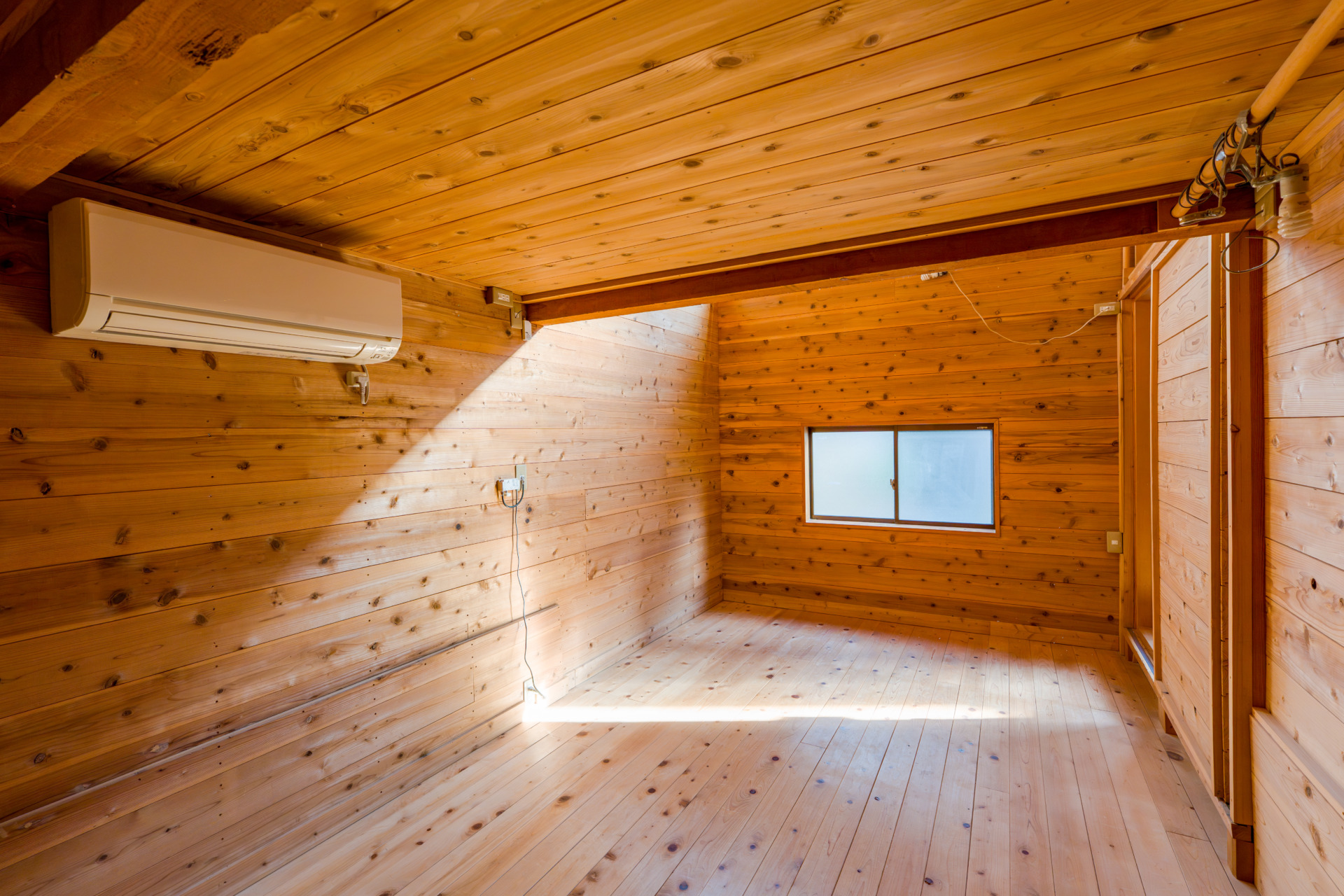 吹き抜けを擁する1階の洋室