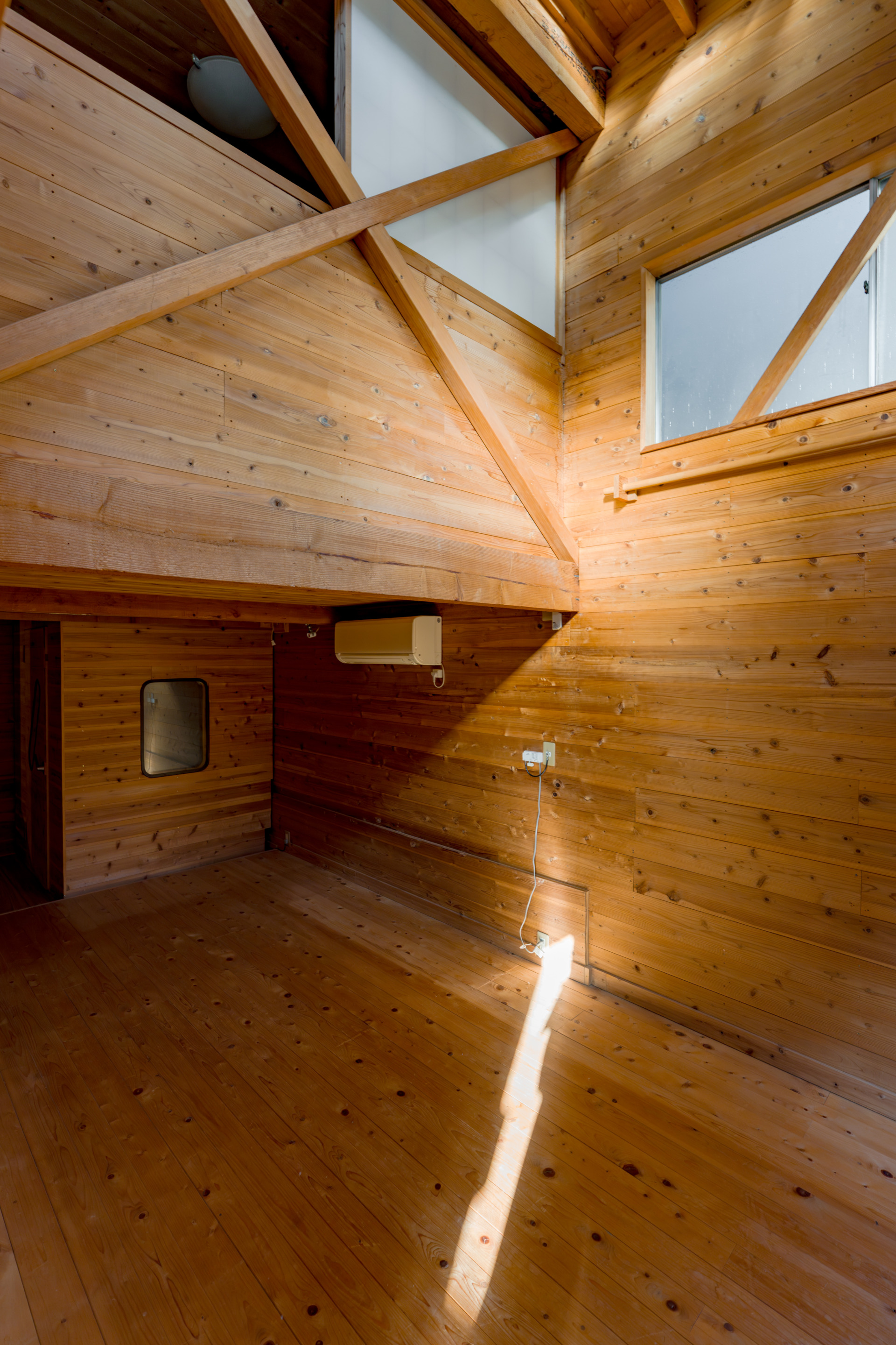 吹き抜けを擁する1階の洋室