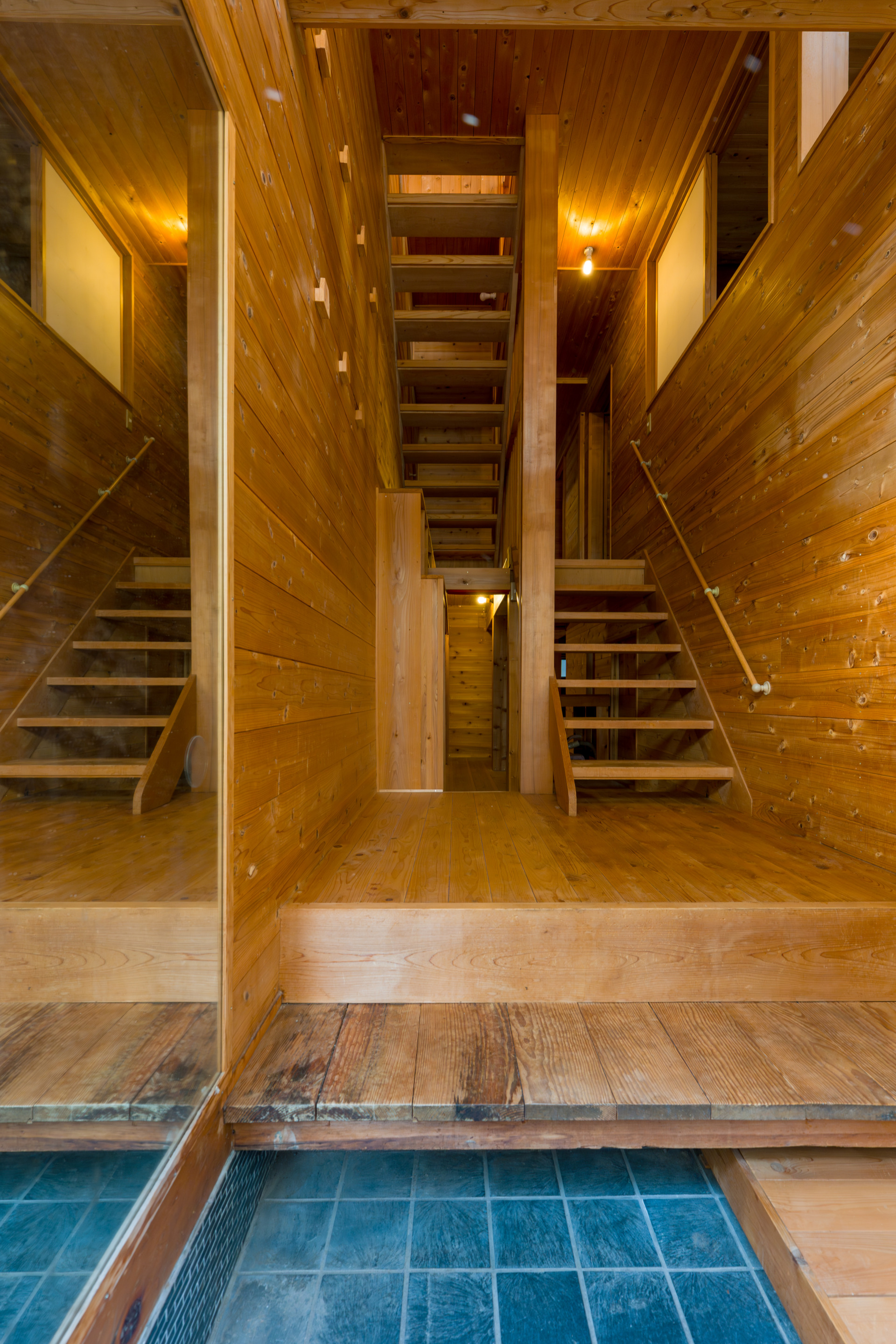 玄関の階段下を抜けていくと収納たっぷりの空間が