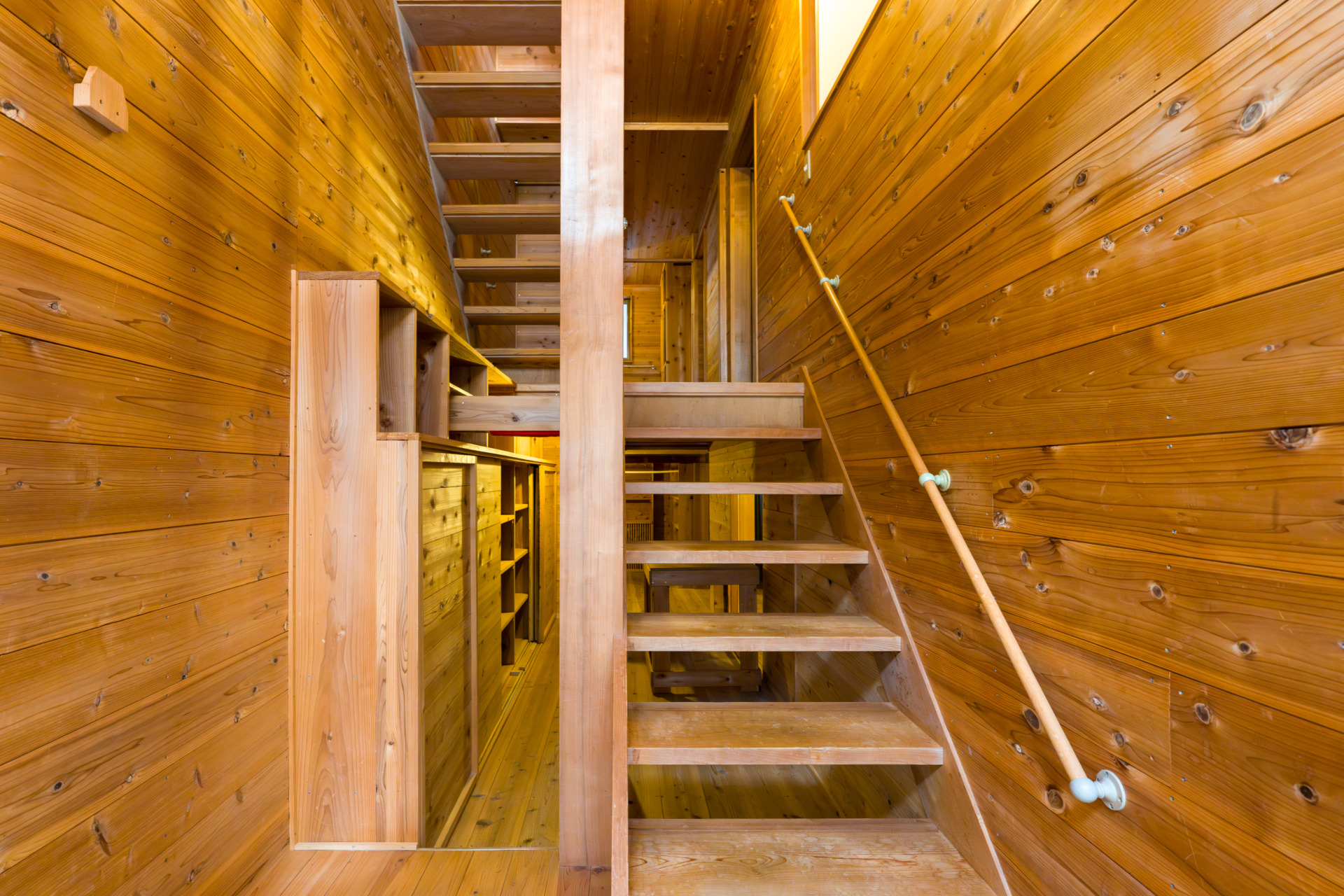 玄関の階段下を抜けていくと収納たっぷりの空間が