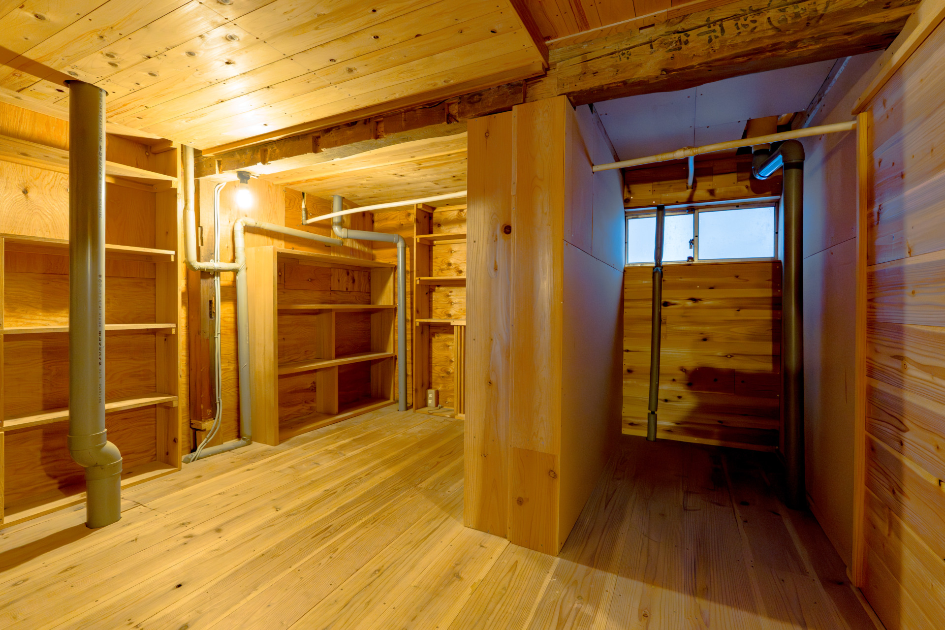 玄関の階段下を抜けた先の収納空間の天高は1,450mmなので立てる高さはありません