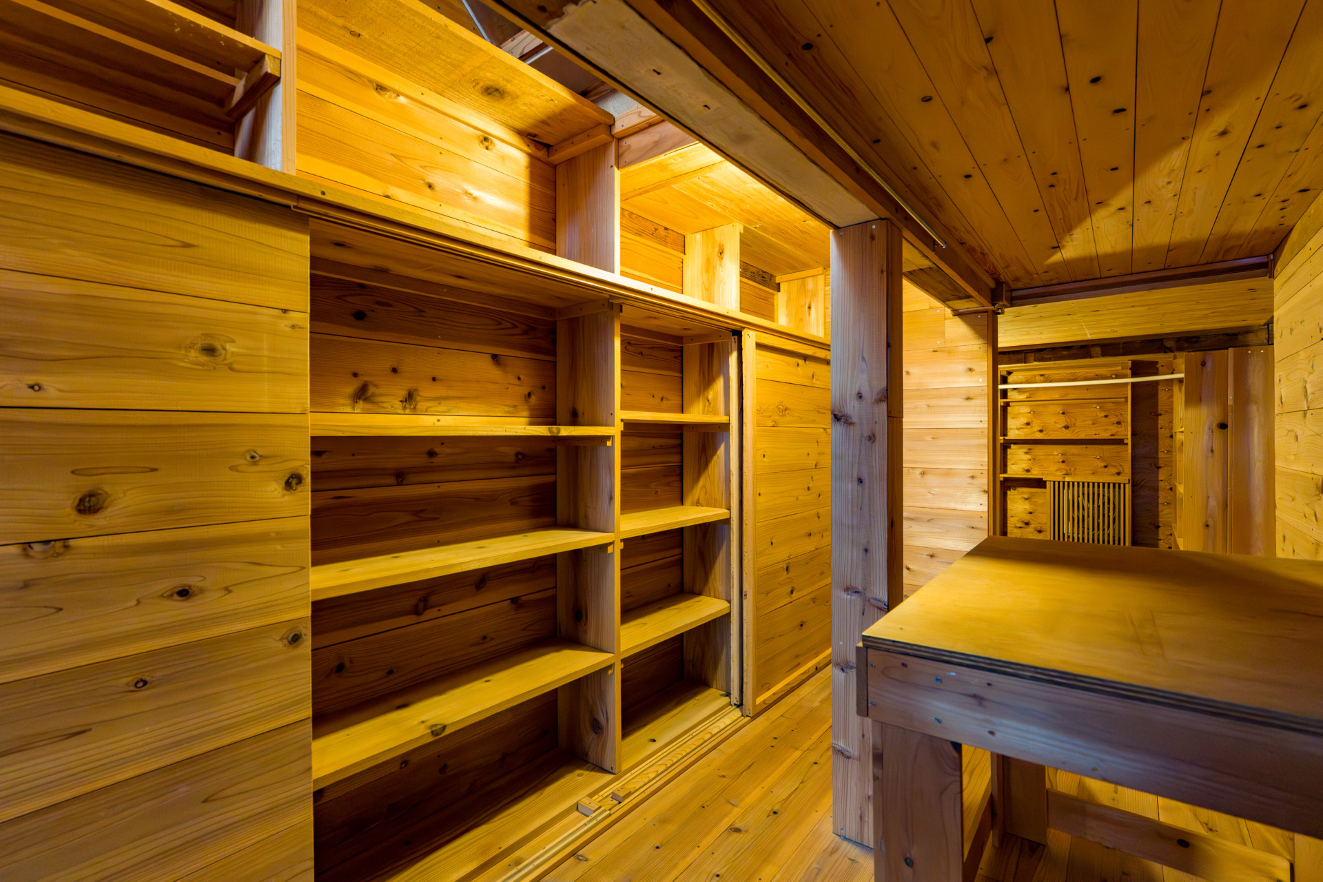 玄関の階段下を抜けた先の収納空間の天高は1,450mmなので立てる高さはありません